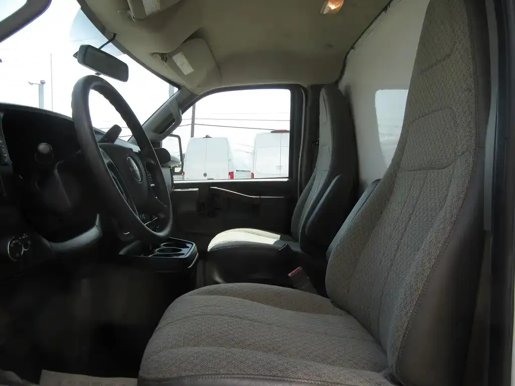 Chevrolet Express 3500 2024 photo 2