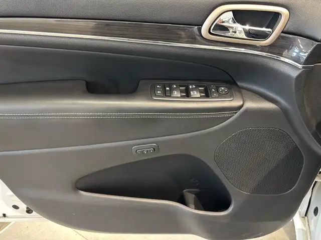 Jeep Grand Cherokee view 16