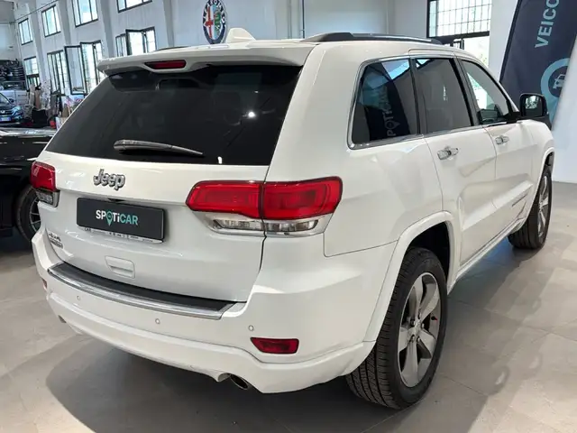 Jeep Grand Cherokee view 4