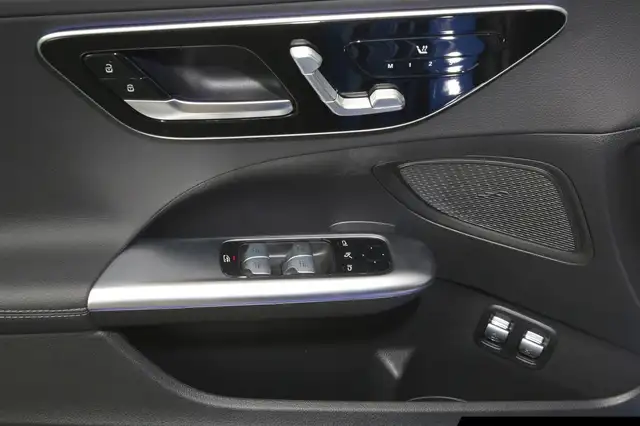 Mercedes-Benz C-Class view 14