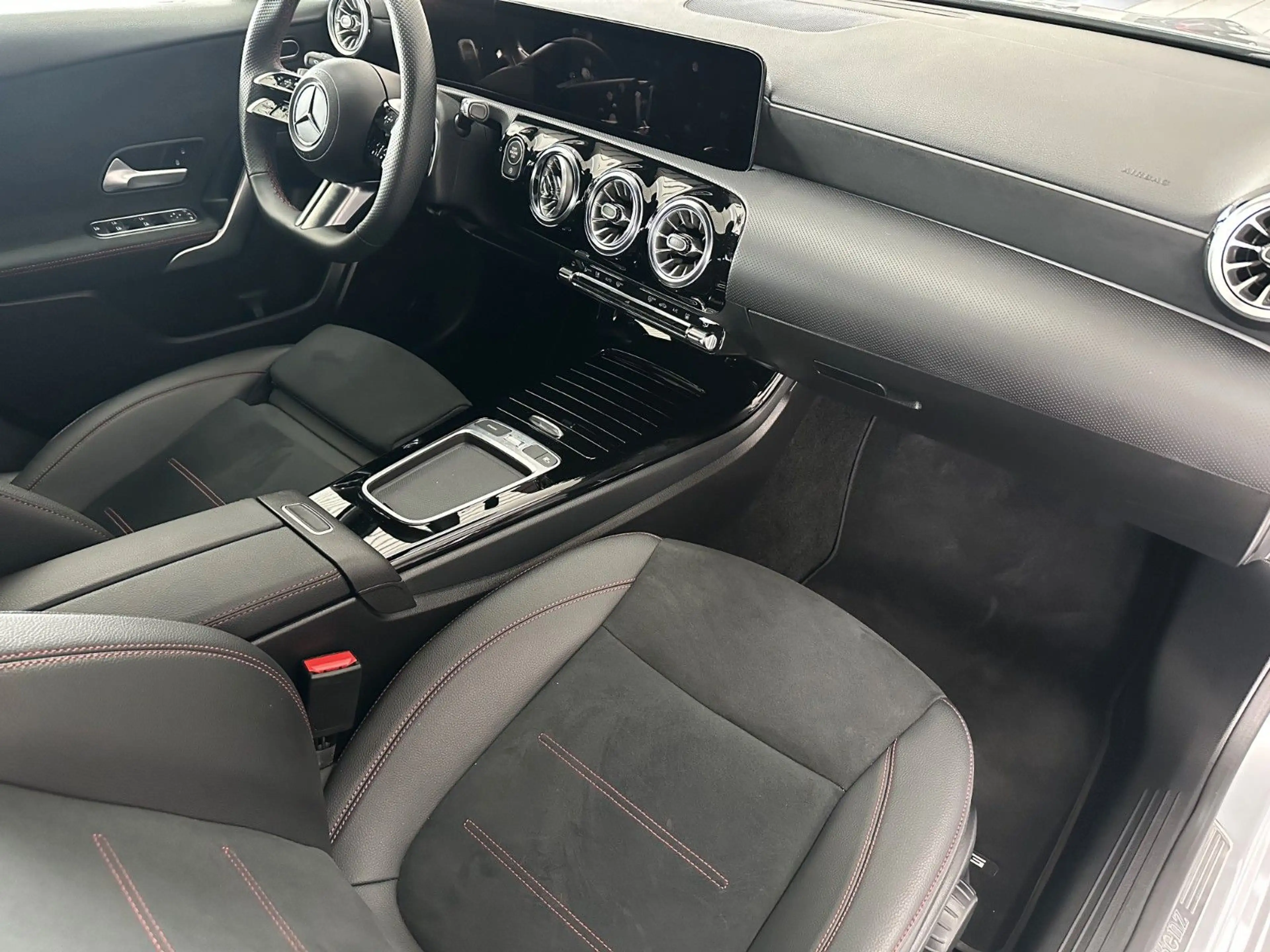 Mercedes-Benz A 220 4Matic*AMG-Line*SHZ*Key-less*LKA*DAB*Tempo — photo 15