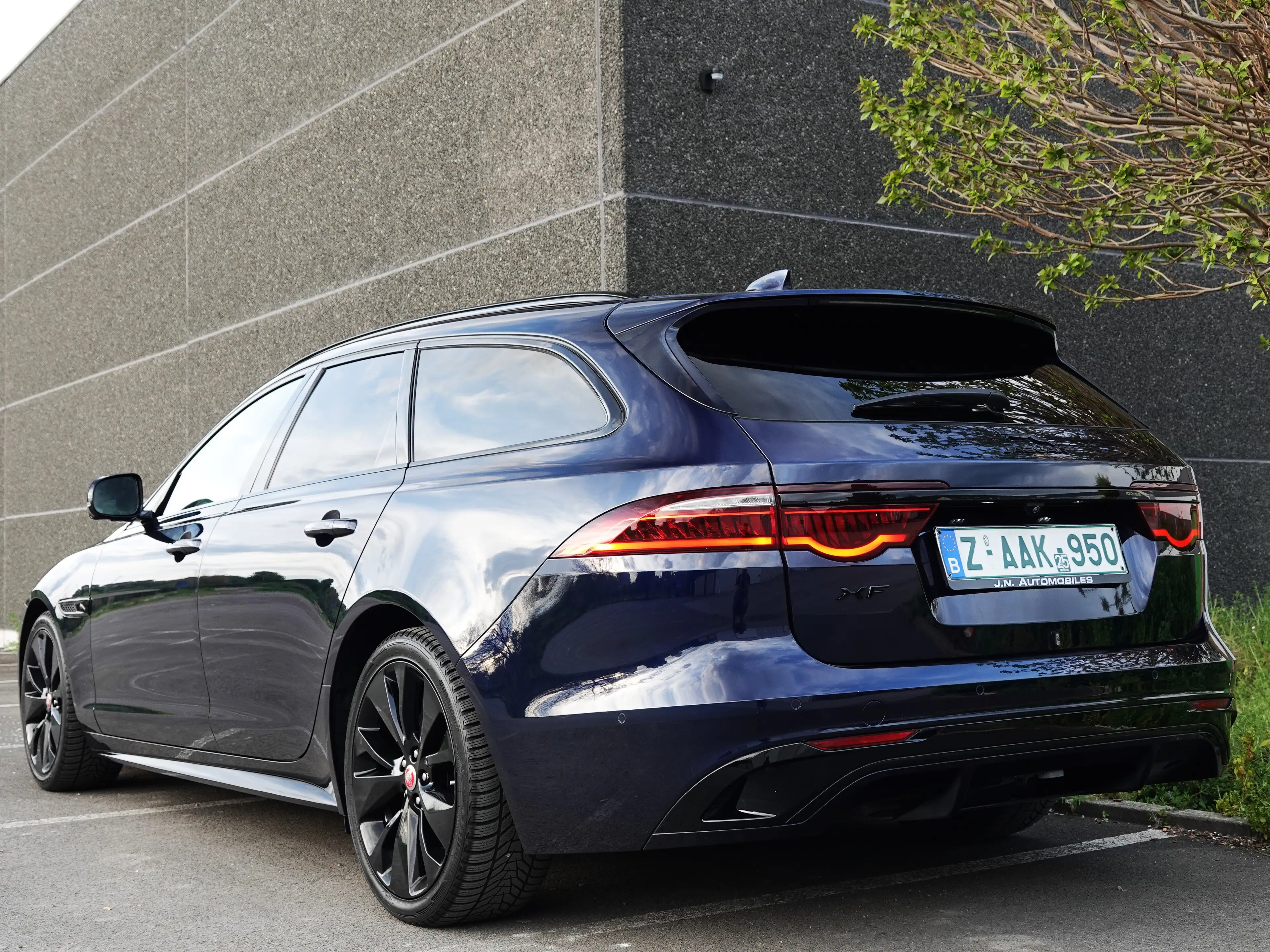 Jaguar XF Sportbrake 2.0 D MHEV D200 R-Dynamic Cam 360 PANO — photo 11