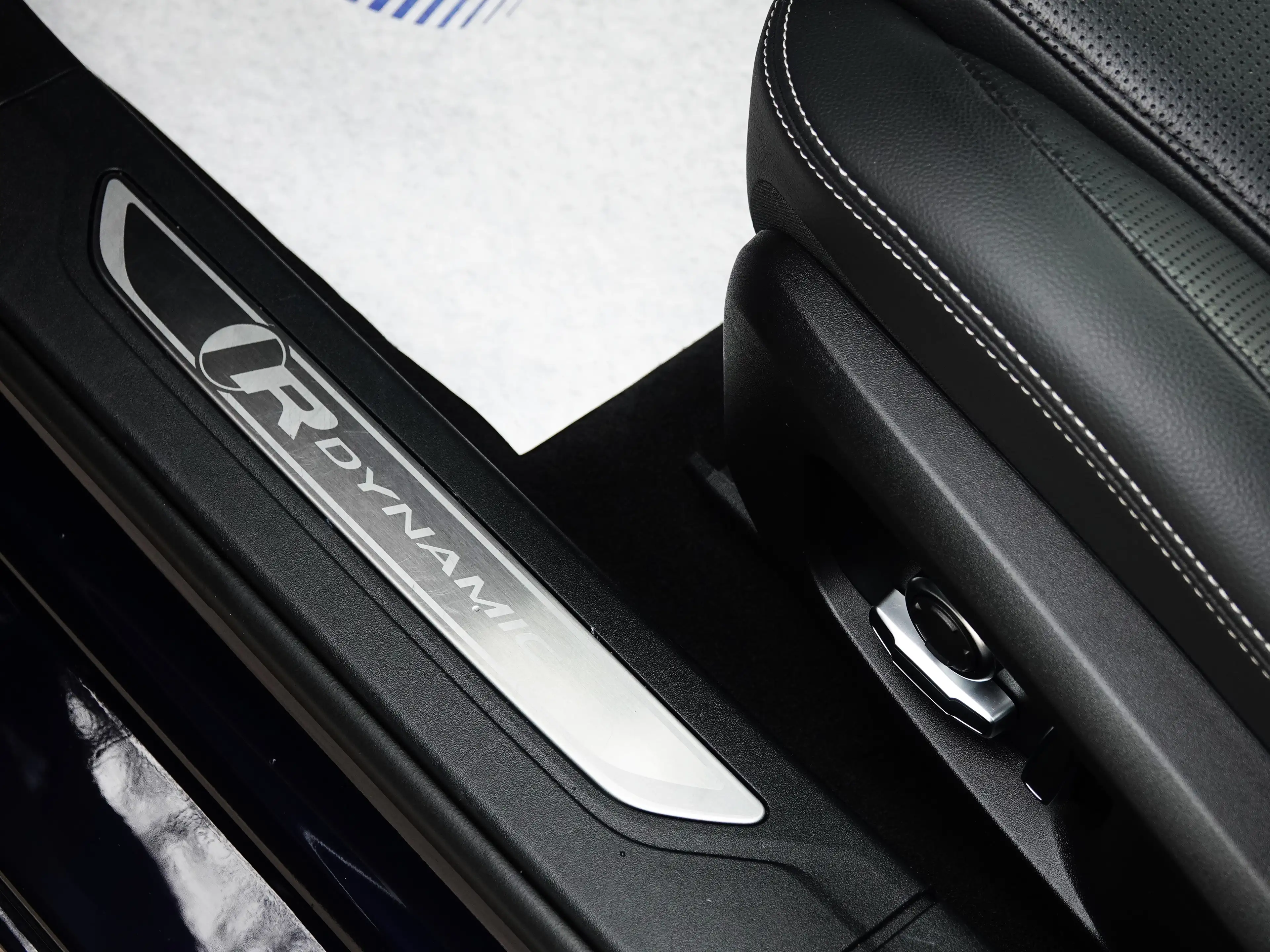 Jaguar XF Sportbrake 2.0 D MHEV D200 R-Dynamic Cam 360 PANO — photo 15