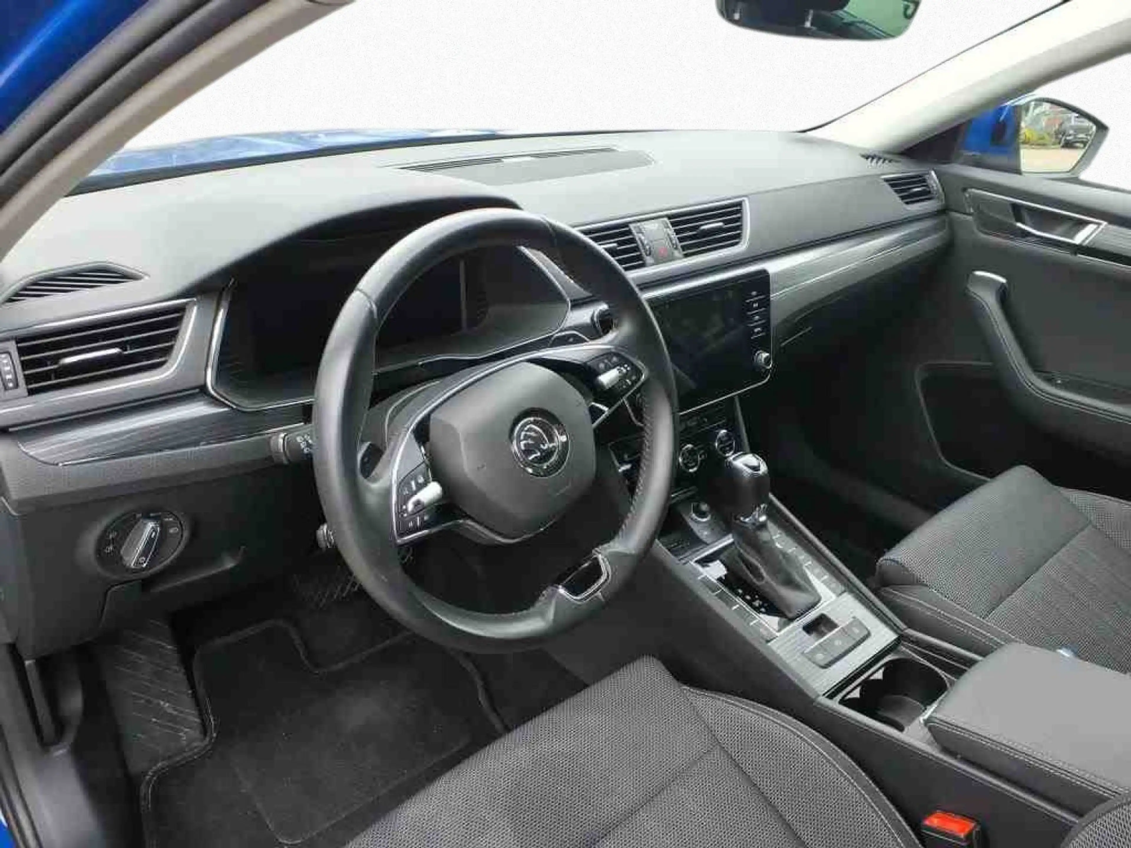 Skoda Superb Combi 2.0TDI DSG Style AHK 360° LED Navi — photo 6