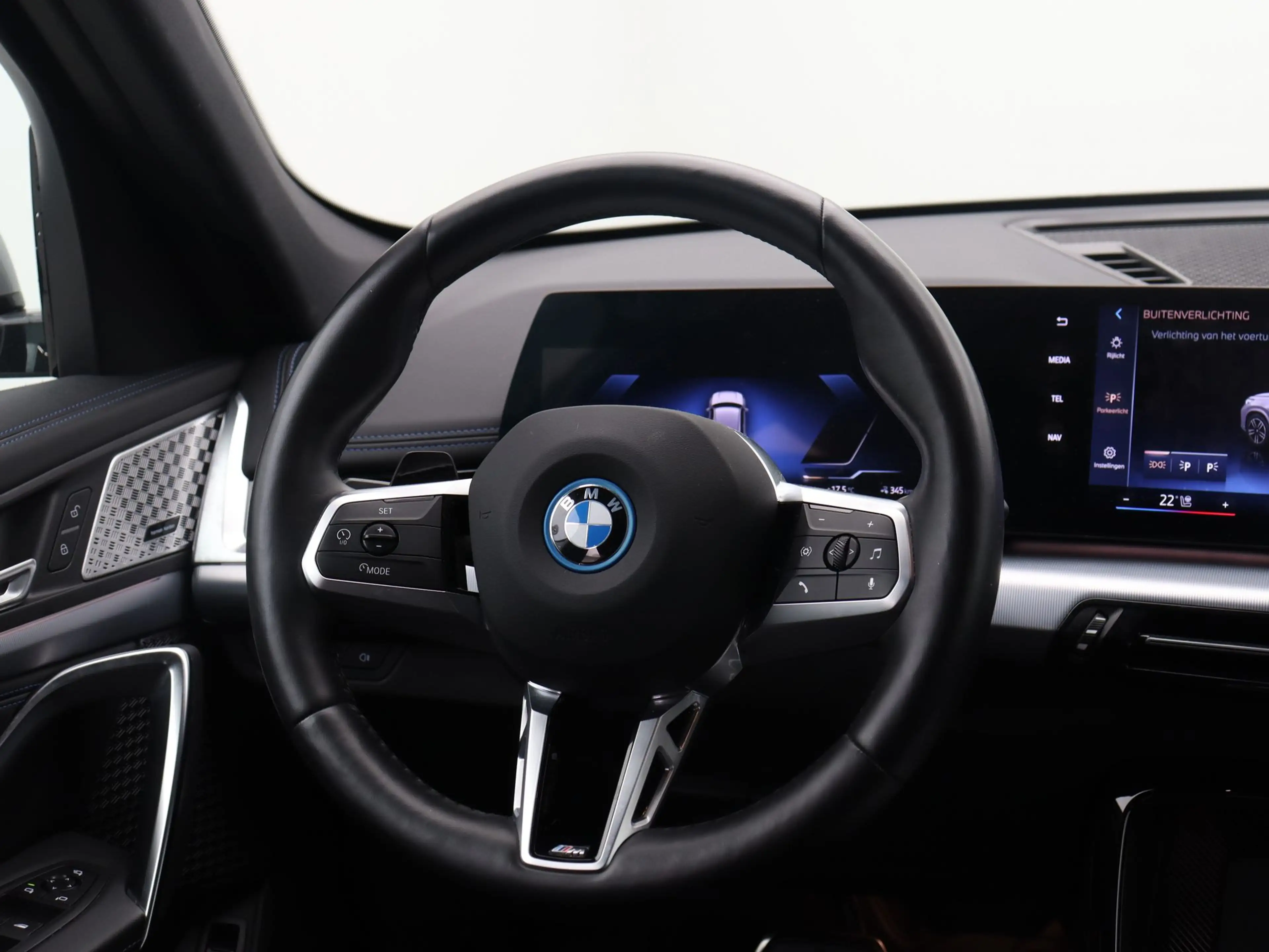 BMW iX1 eDrive20 67 kWh M Sport — photo 2