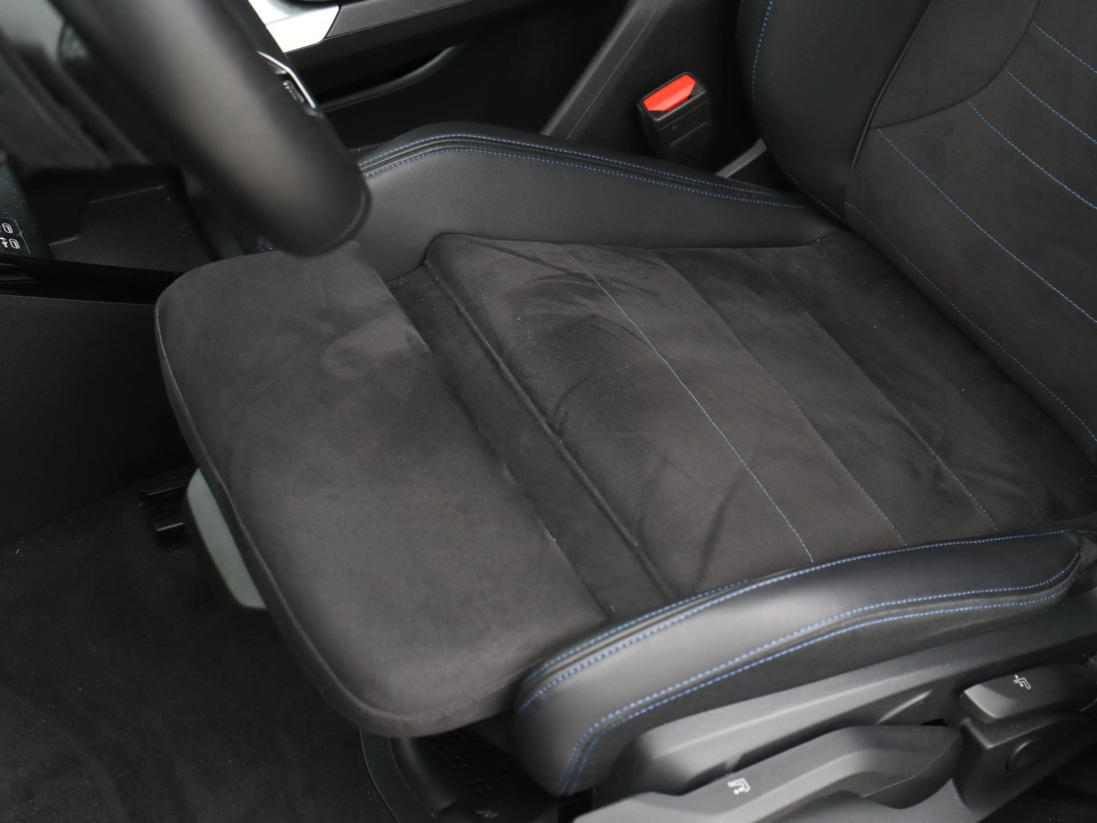 BMW iX1 eDrive20 67 kWh M Sport — photo 14