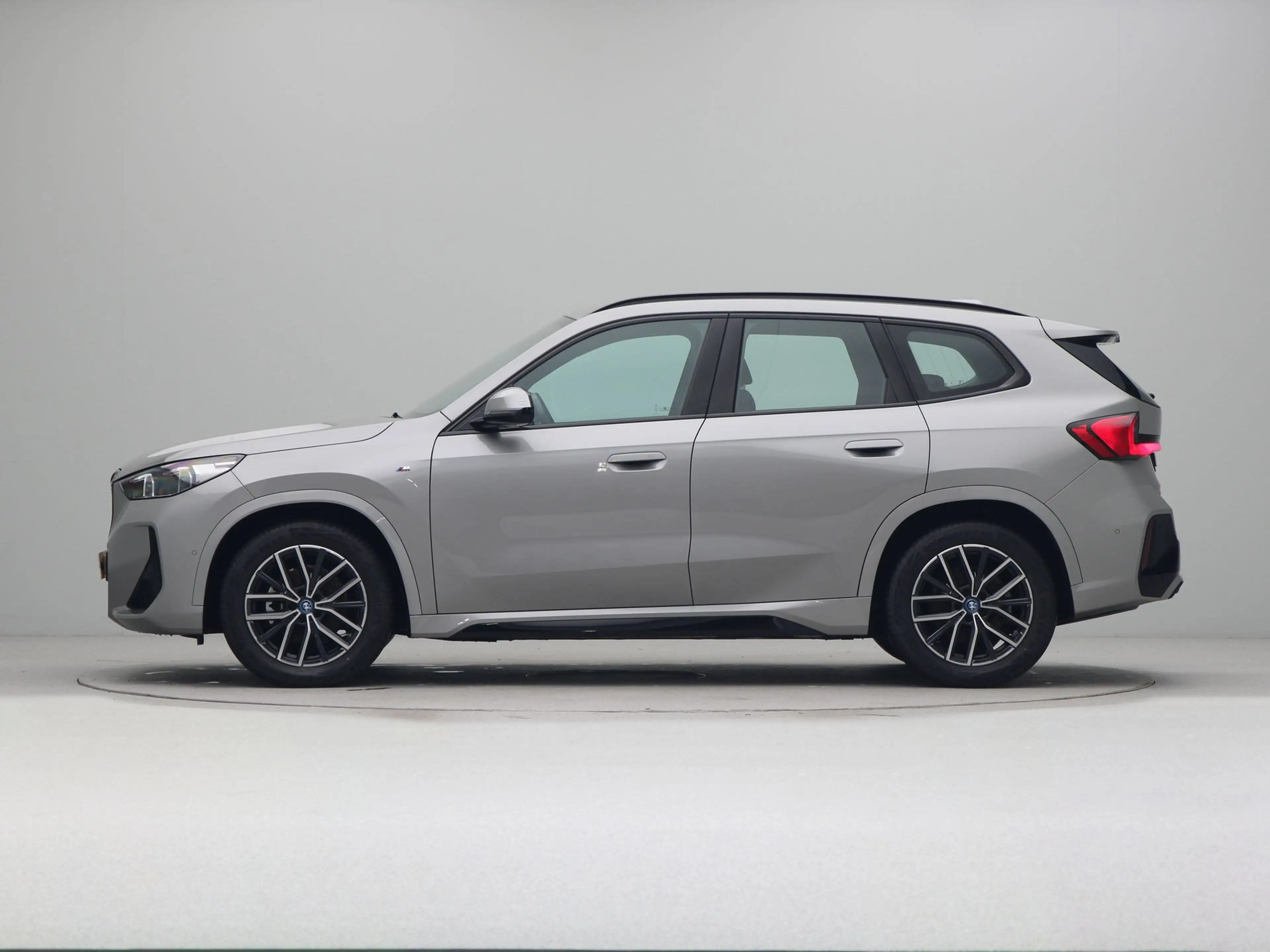 BMW iX1 eDrive20 67 kWh M Sport — photo 11