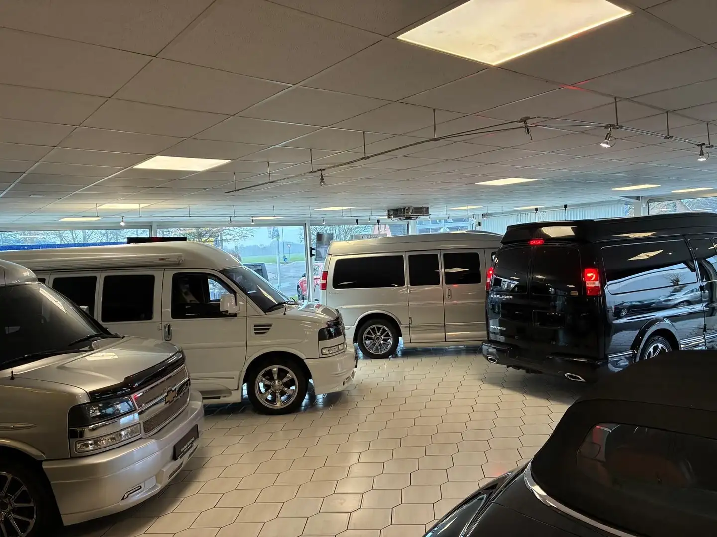 GMC Savana 2500- 6,0 V8 Explorer Limited. 9 Sitze Schwarz - 1