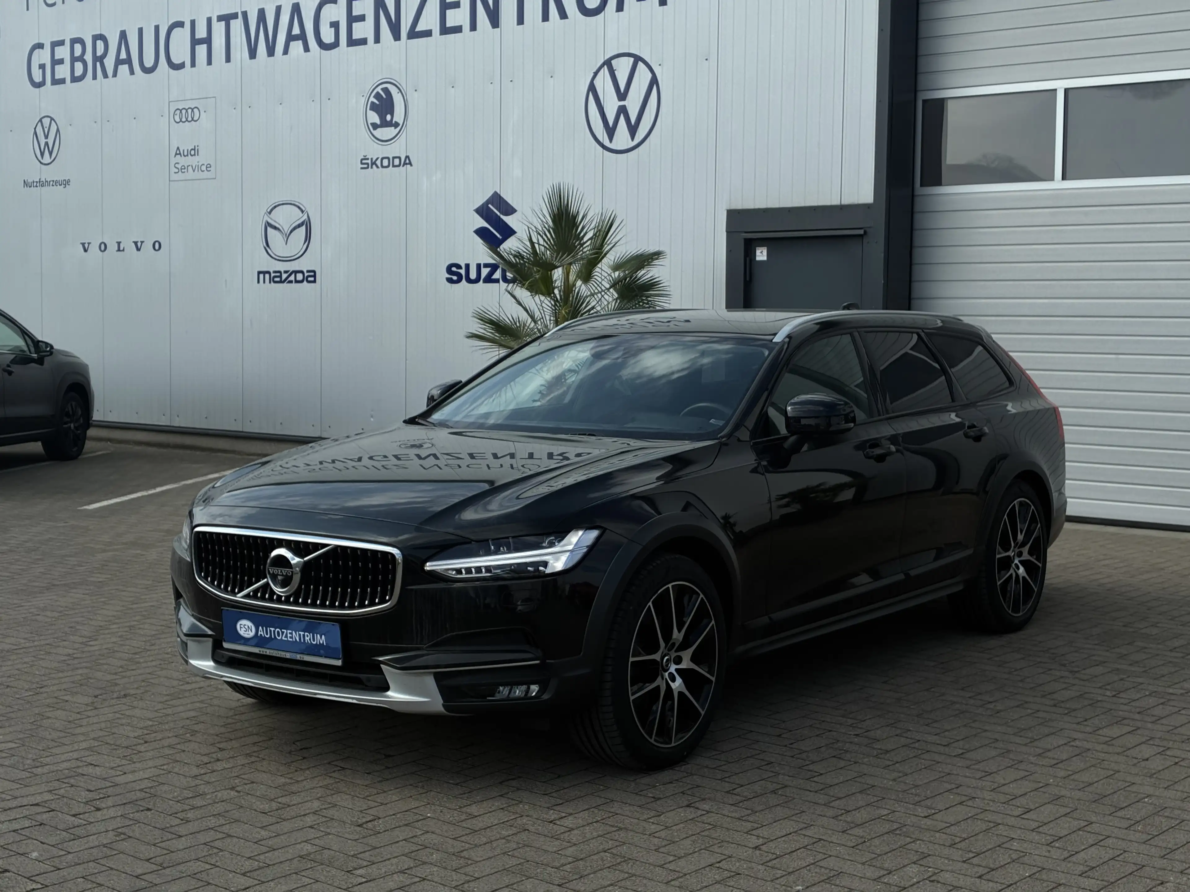 Volvo V90 Cross Country D4 AWD Pro LED 360° NAVI AHK