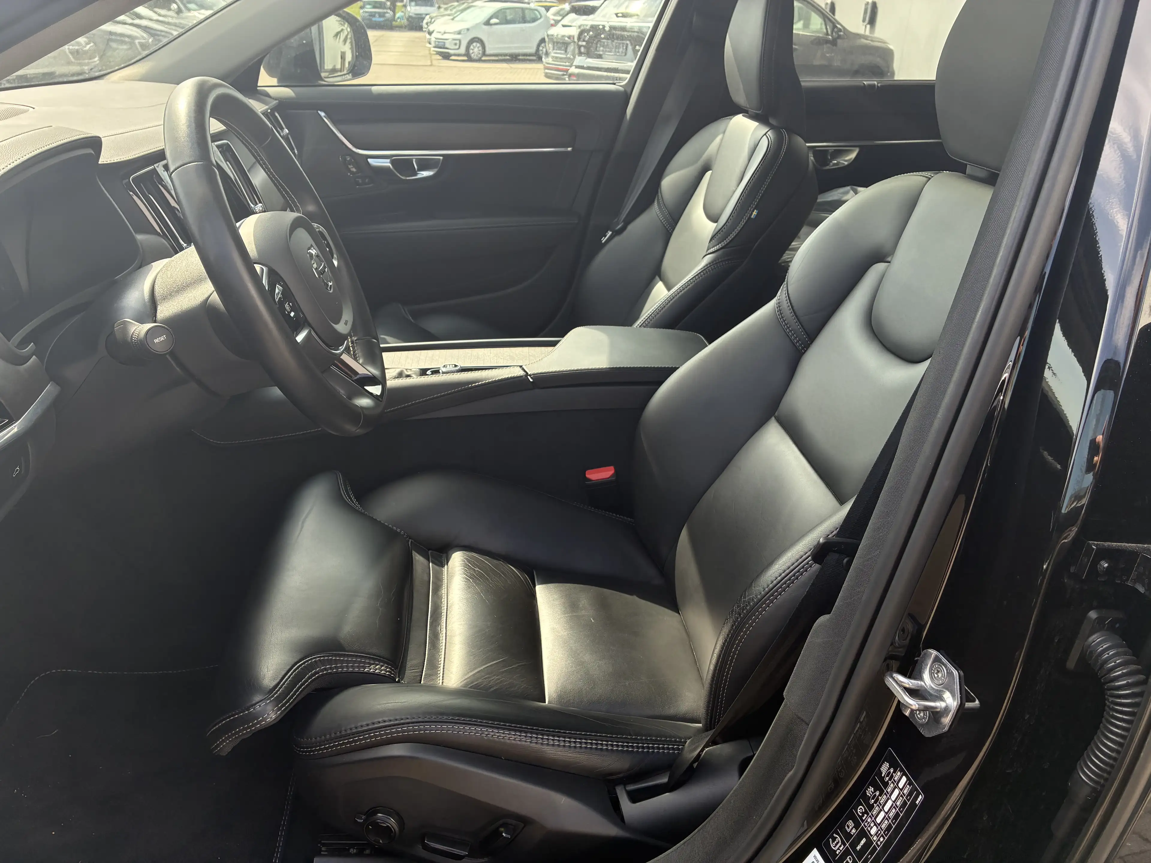 Volvo V90 Cross Country D4 AWD Pro LED 360° NAVI AHK — photo 9