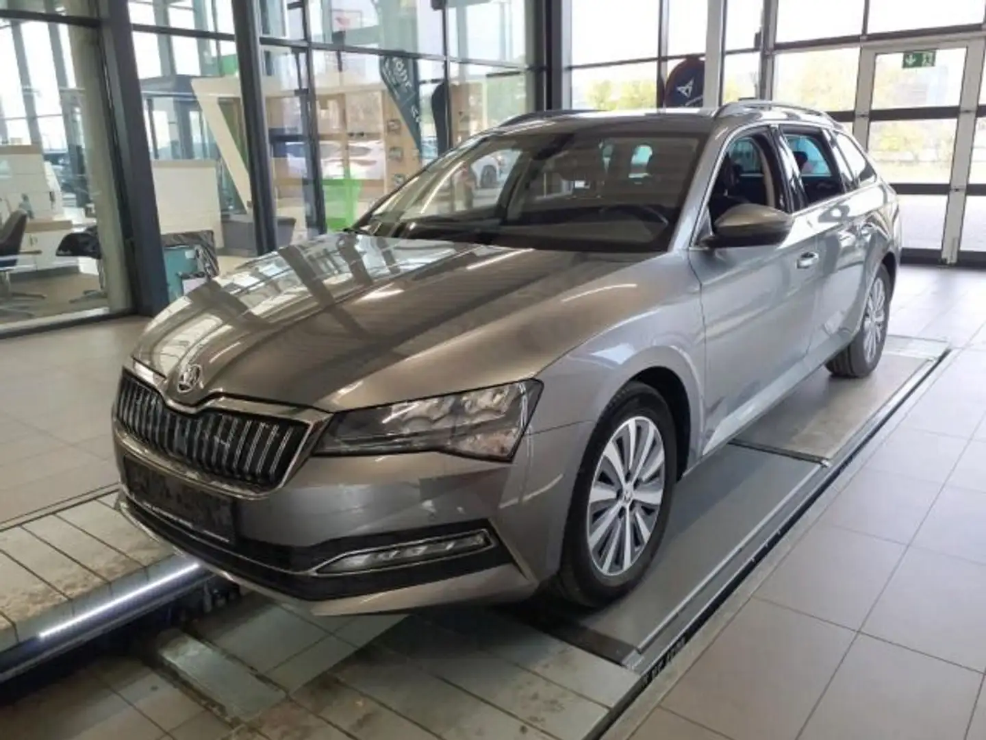 Skoda Superb Combi iV AMBITION STANDHZ NAVI VIRTUAL LE Grau - 2