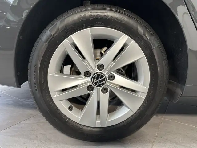 Volkswagen Golf view 3