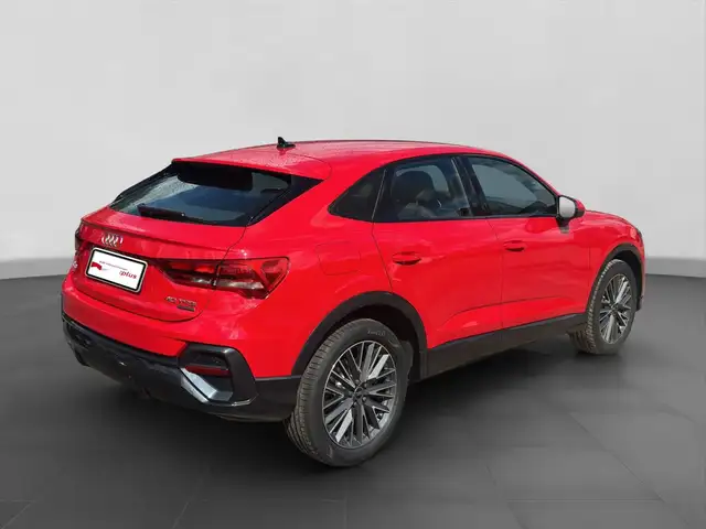 Audi Q3 view 3