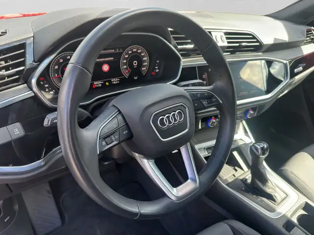Audi Q3 view 9