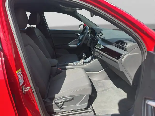 Audi Q3 view 4