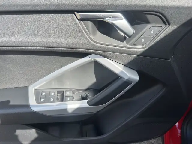 Audi Q3 view 8