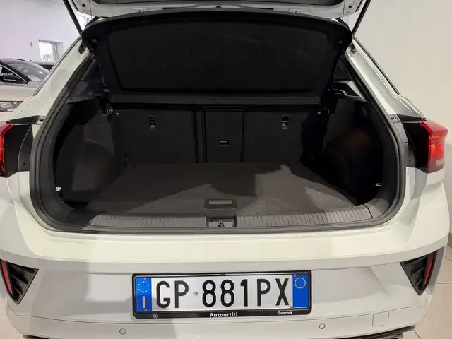 Volkswagen T-Roc view 10