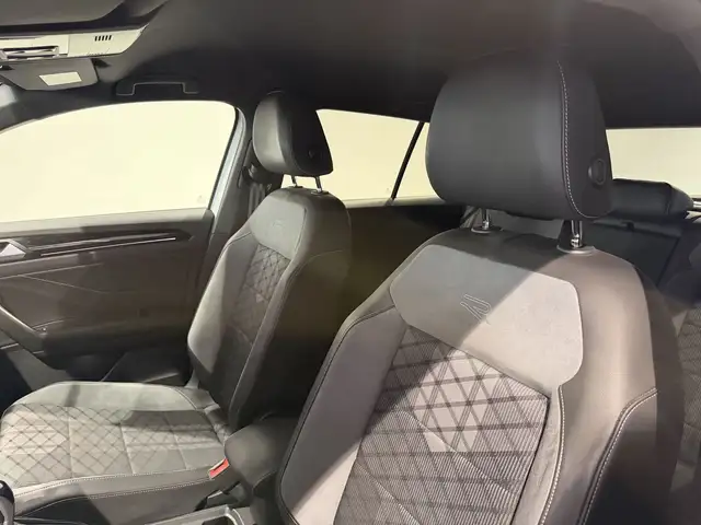Volkswagen T-Roc view 9