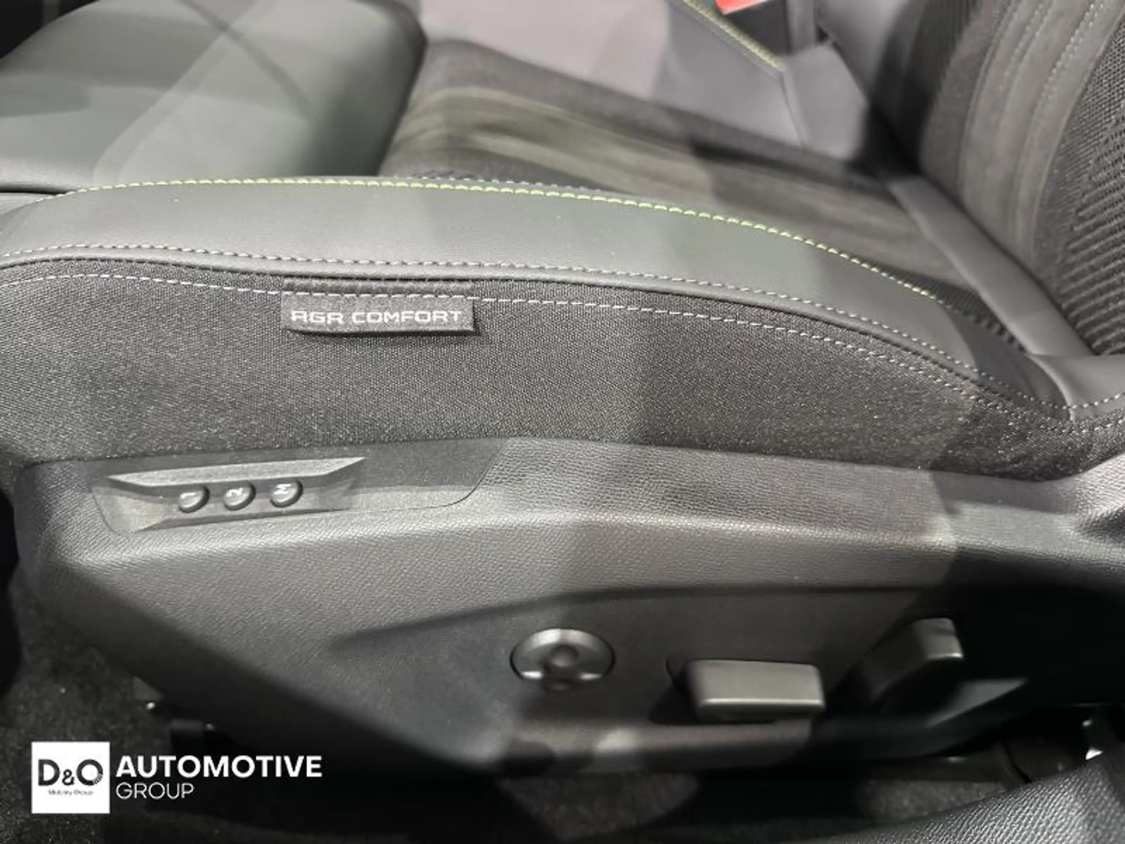 Peugeot 408 gt exclusive hybrid — photo 15