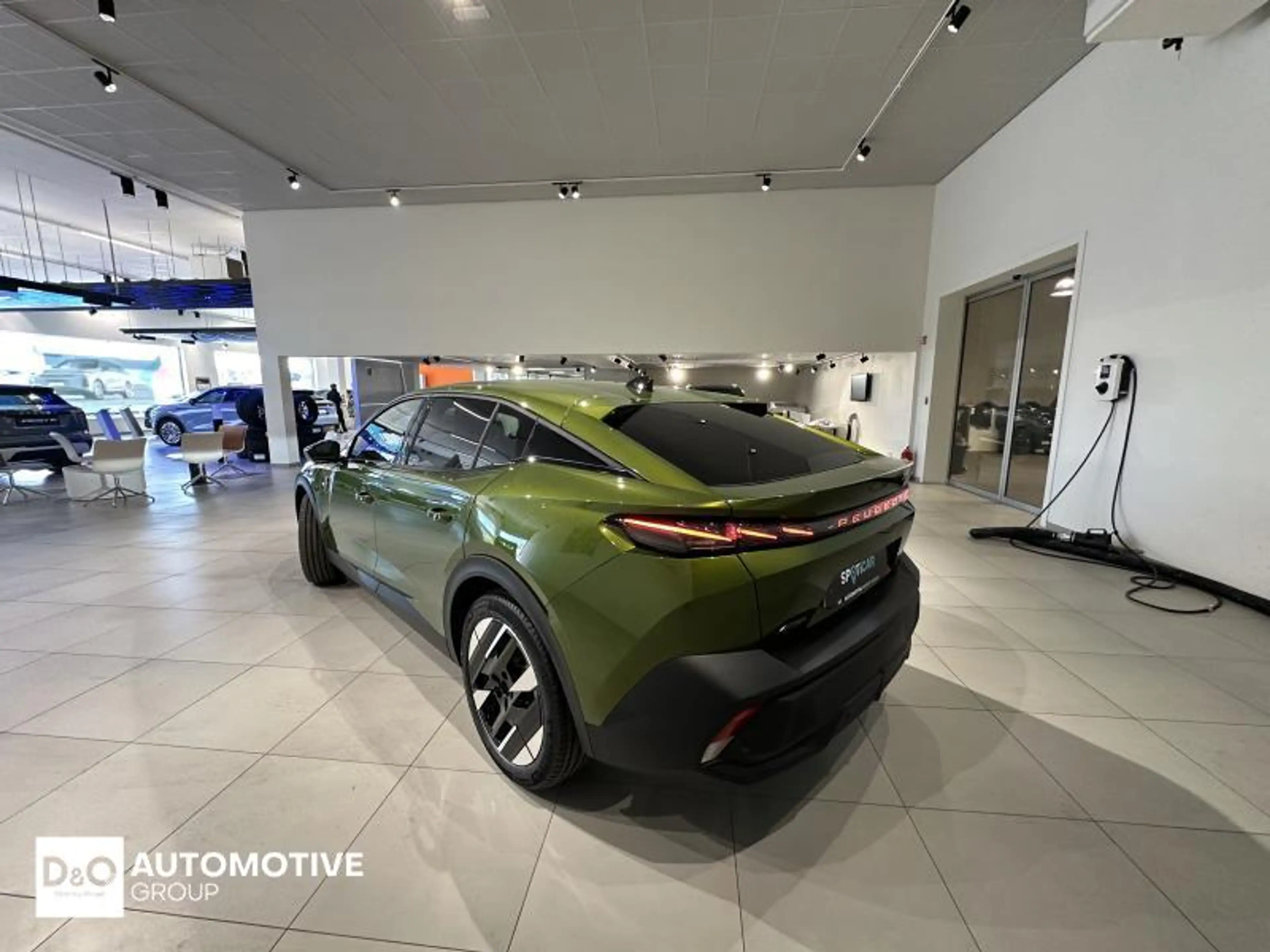 Peugeot 408 gt exclusive hybrid — photo 8