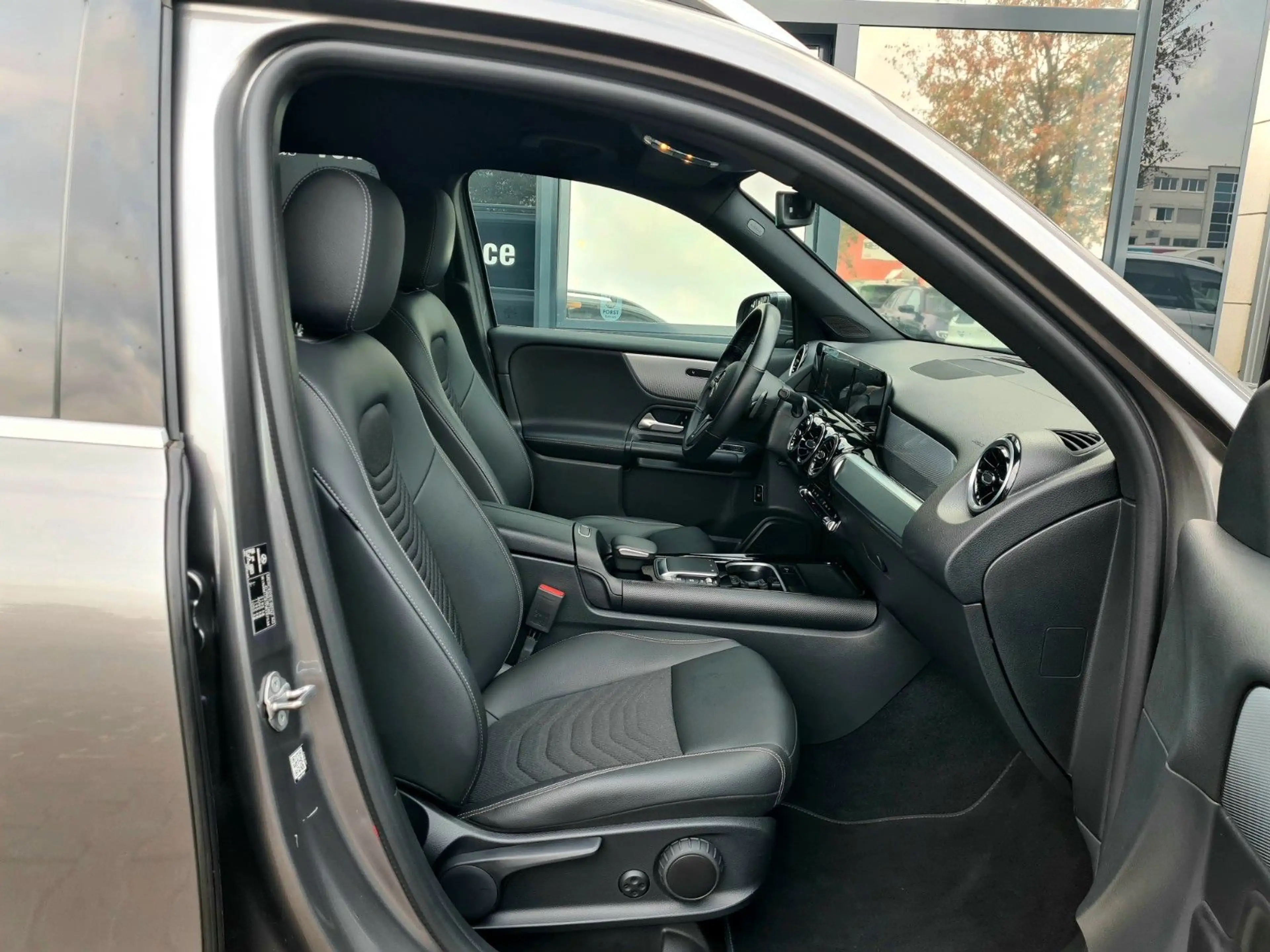 Mercedes-Benz GLB 200 d 8G - ASSITS - LED - AHK - 8 x ALU — photo 15