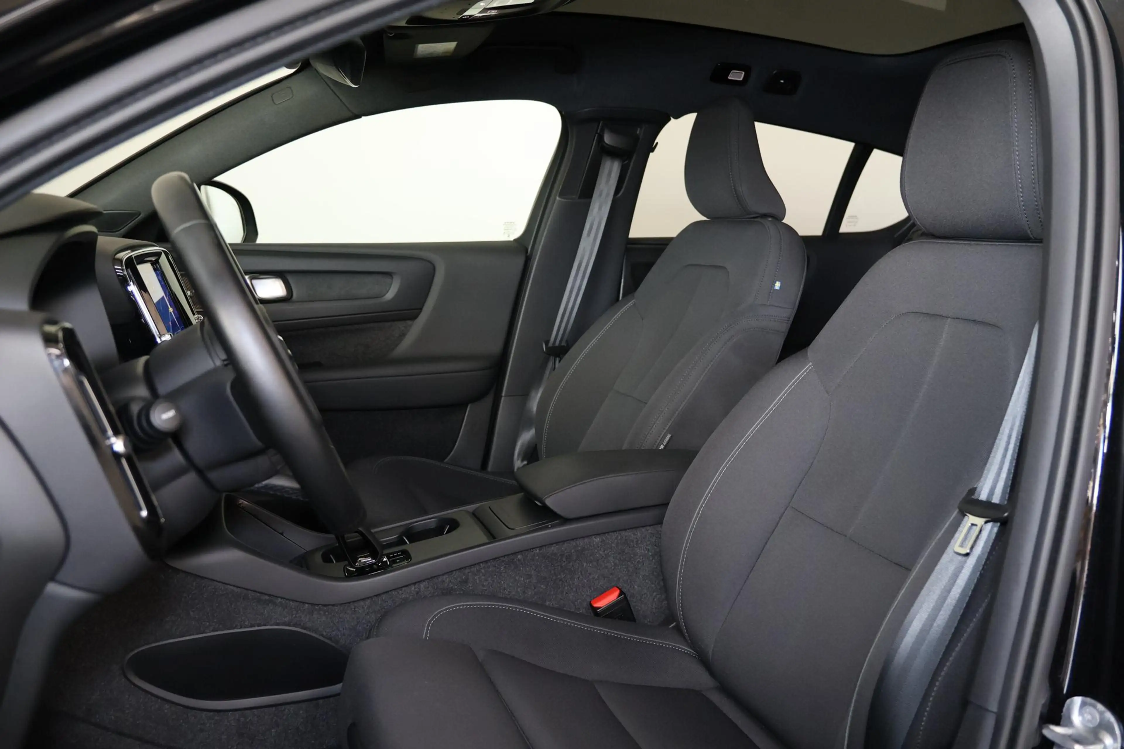 Volvo EC40 Extended Range Ultra Black Ed. 82 kWh - Panoramada — photo 15