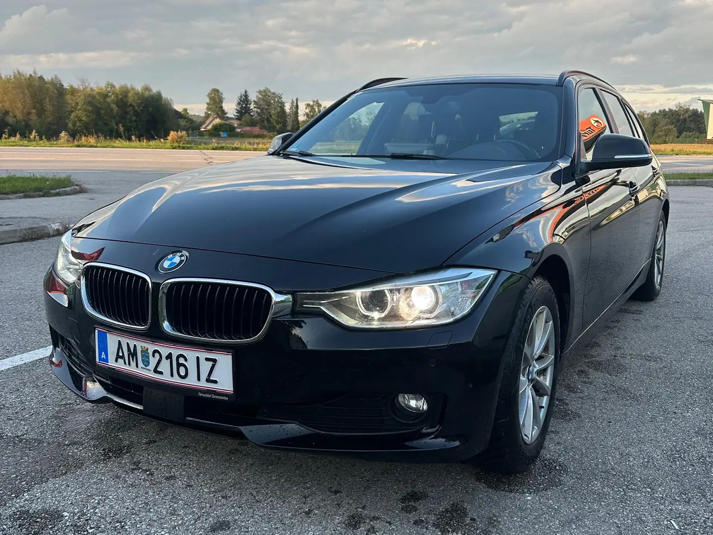 BMW 320 320d xDrive Touring Aut. Schwarz - 1