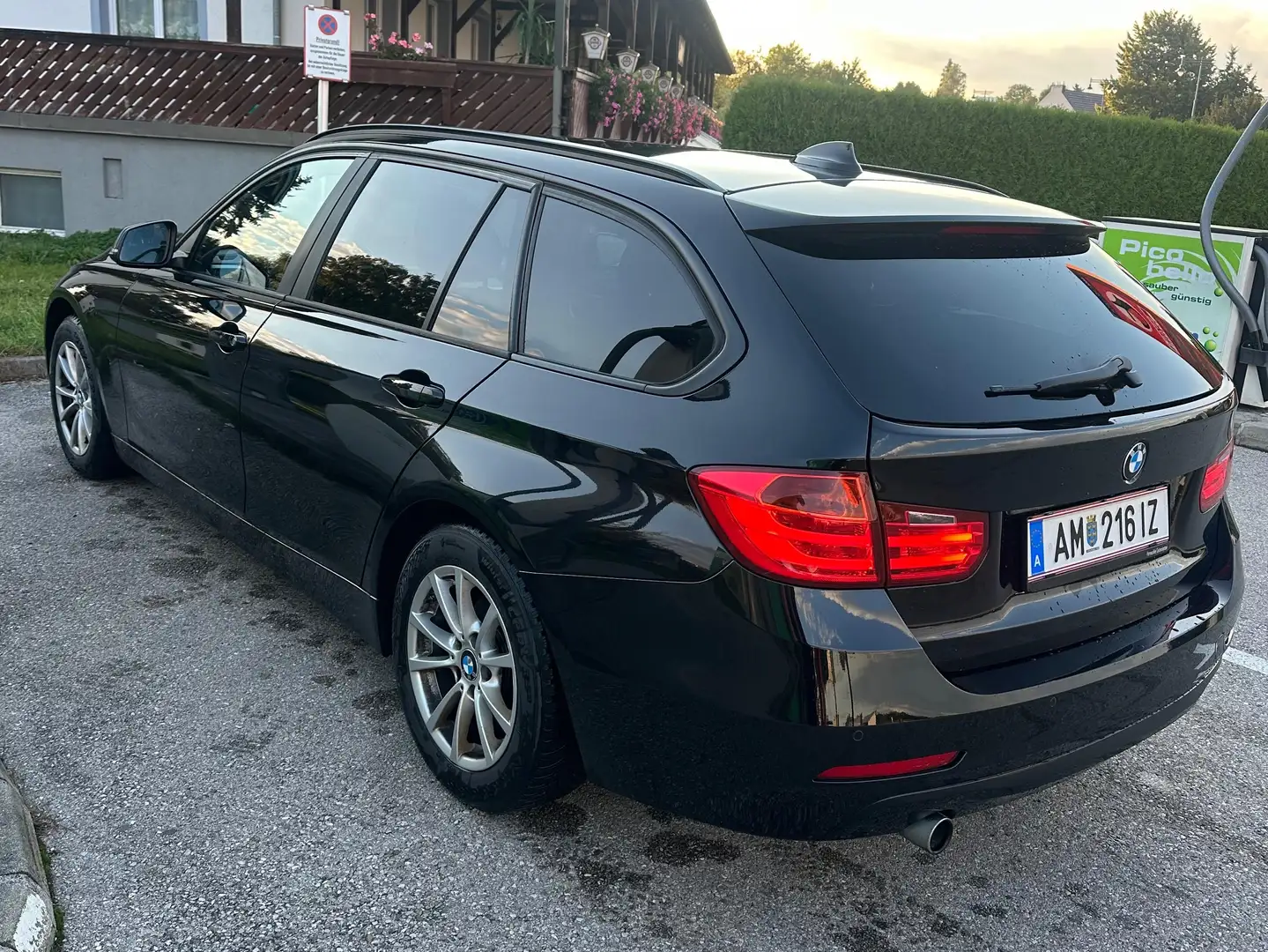BMW 320 320d xDrive Touring Aut. Schwarz - 2