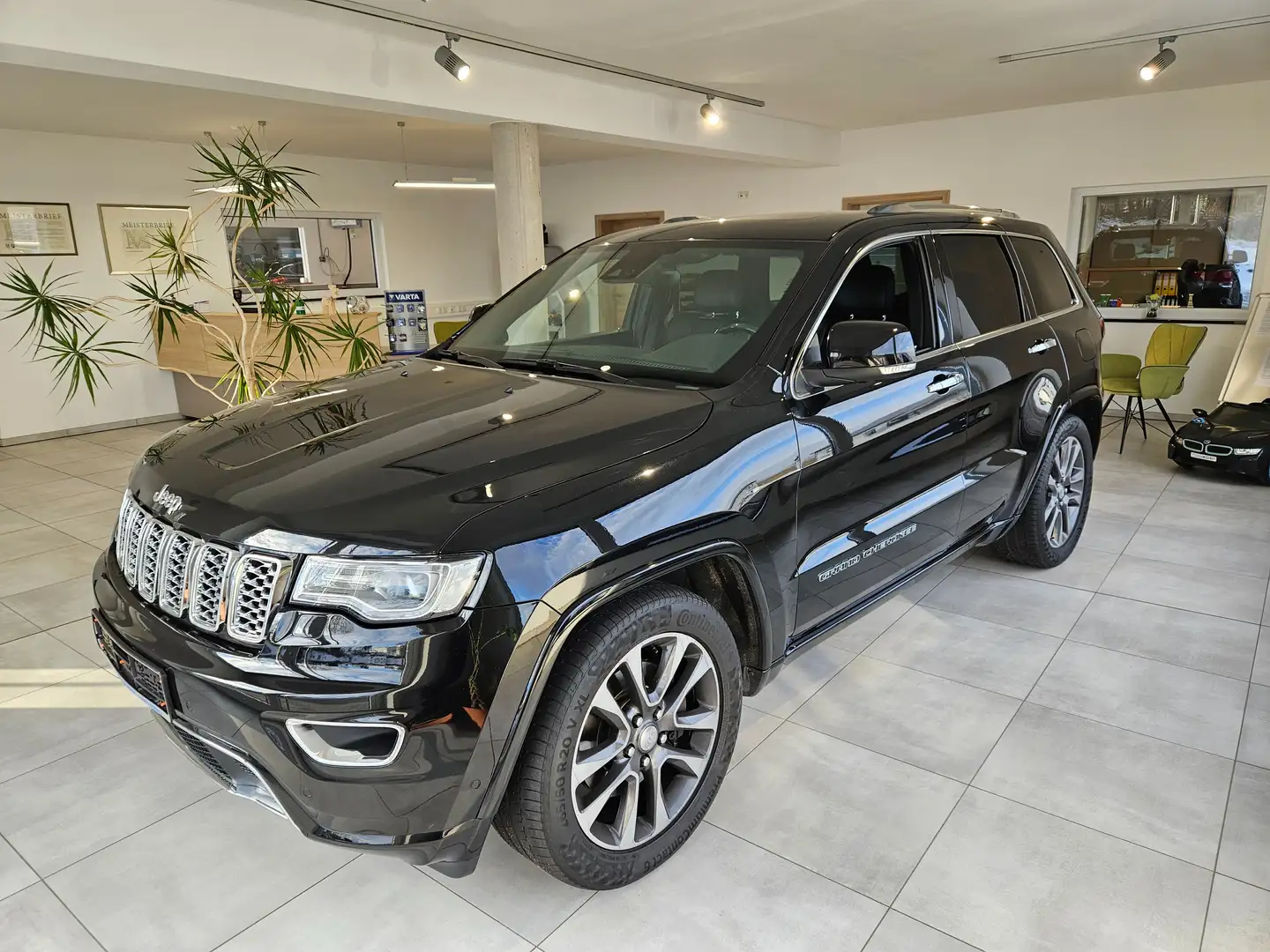 Jeep Grand Cherokee 3.0 CRD Overland / AHK / PANO / MwSt. ausweisbar / Schwarz - 1