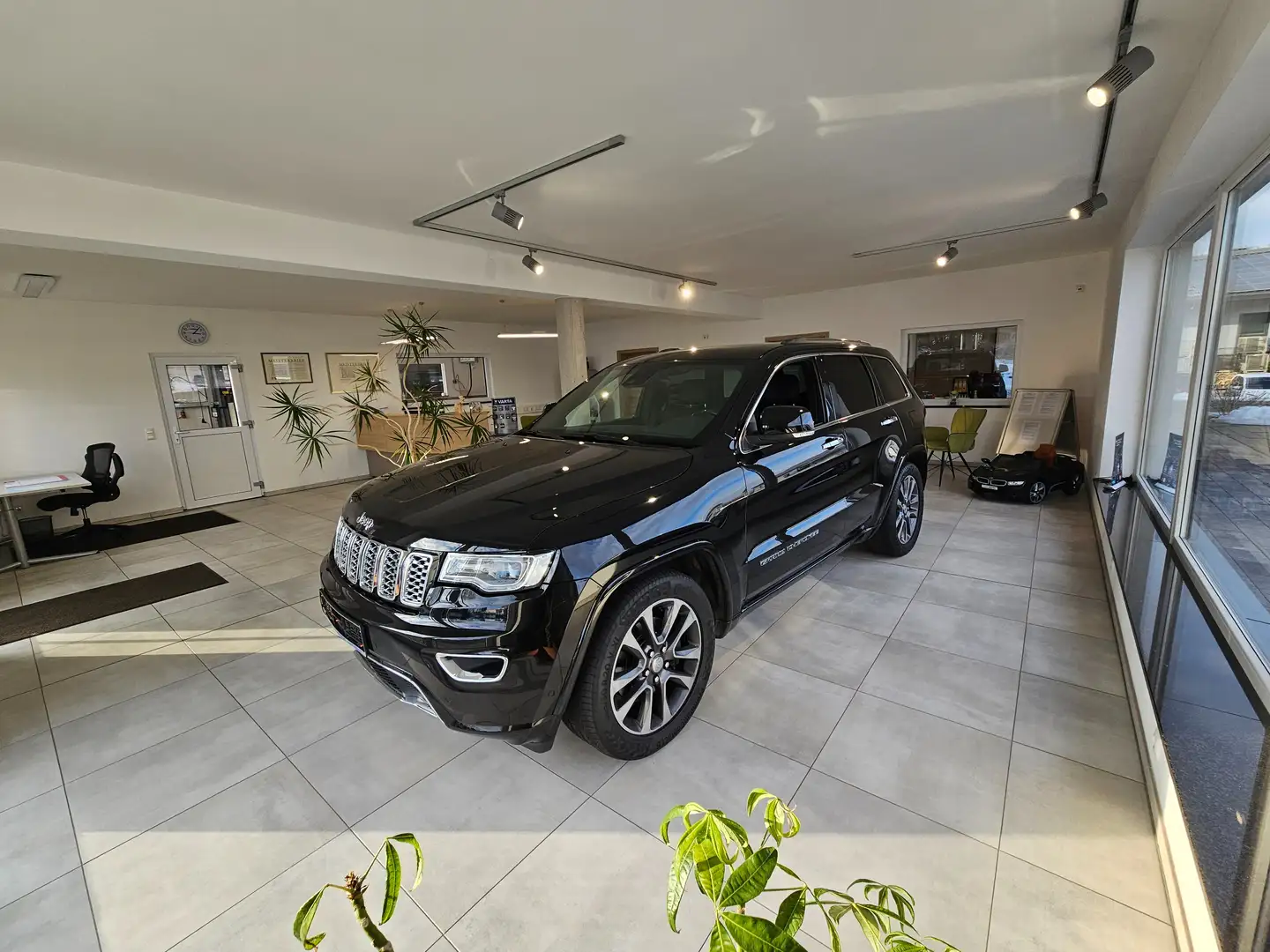 Jeep Grand Cherokee 3.0 CRD Overland / AHK / PANO / MwSt. ausweisbar / Schwarz - 2
