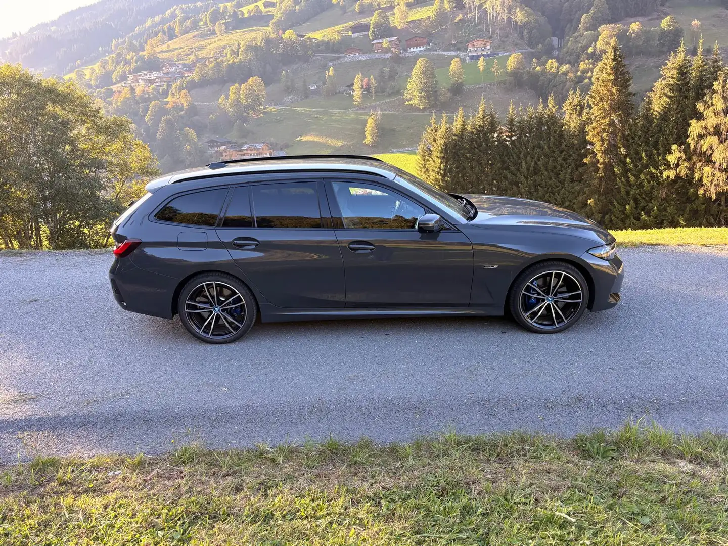BMW 330 330e PHEV xDrive Touring Aut. Grau - 2