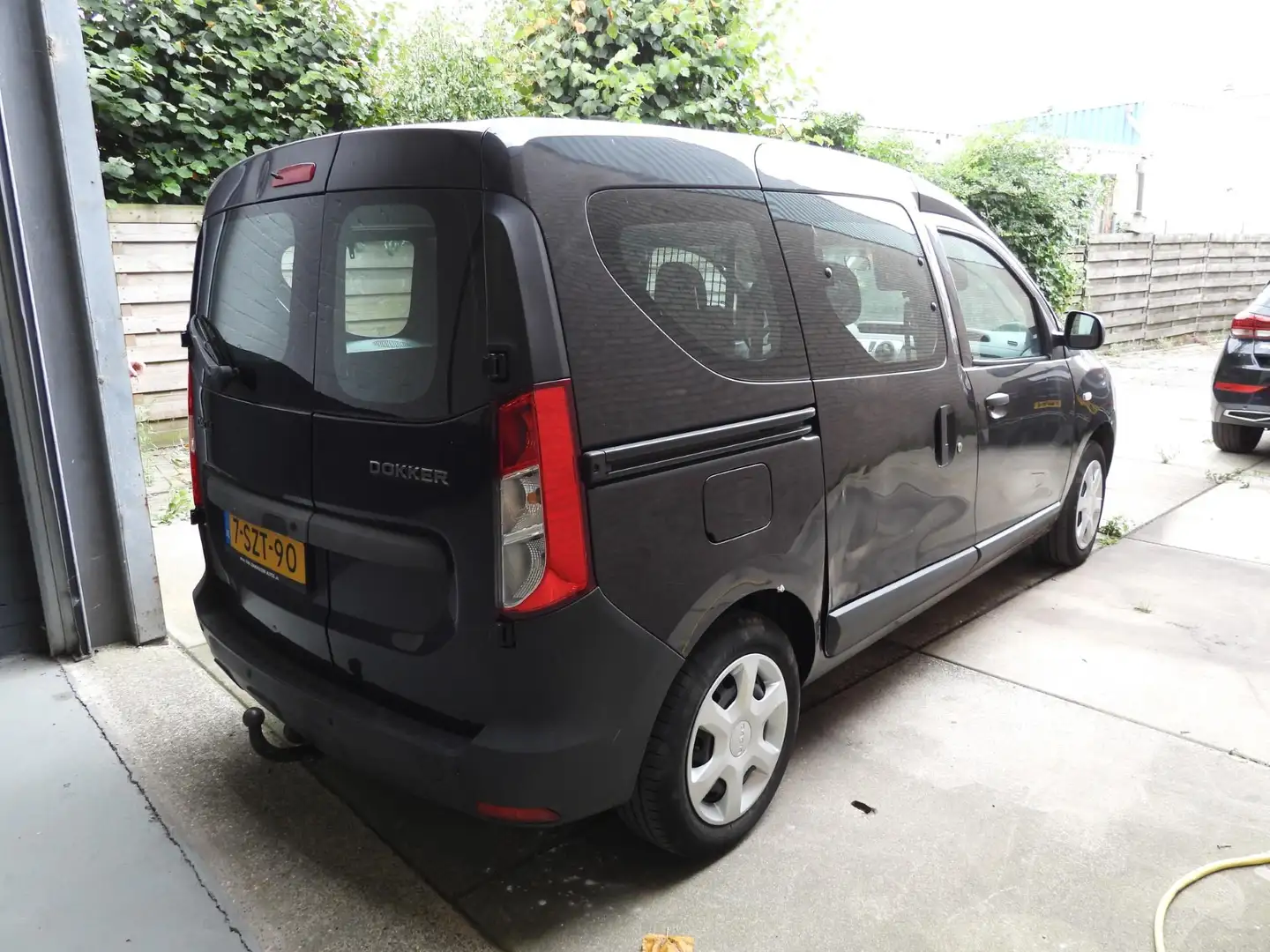 Dacia Dokker 1.2 TCe Ambiance ALLEEN EXPORT! AUTO LOOPT NIET! Noir - 2