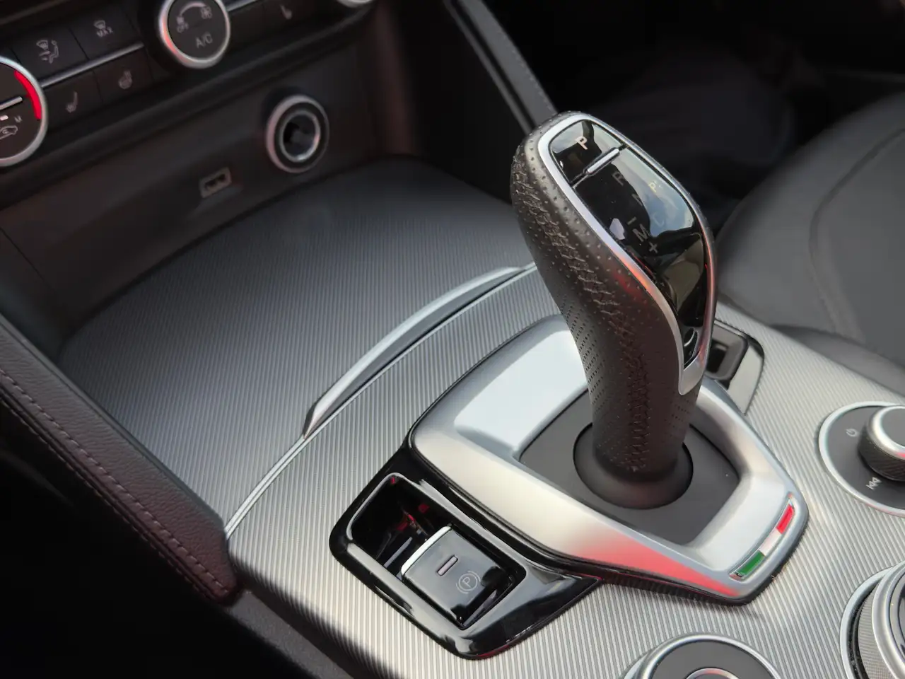 Alfa Romeo Stelvio 2022 — фото 13