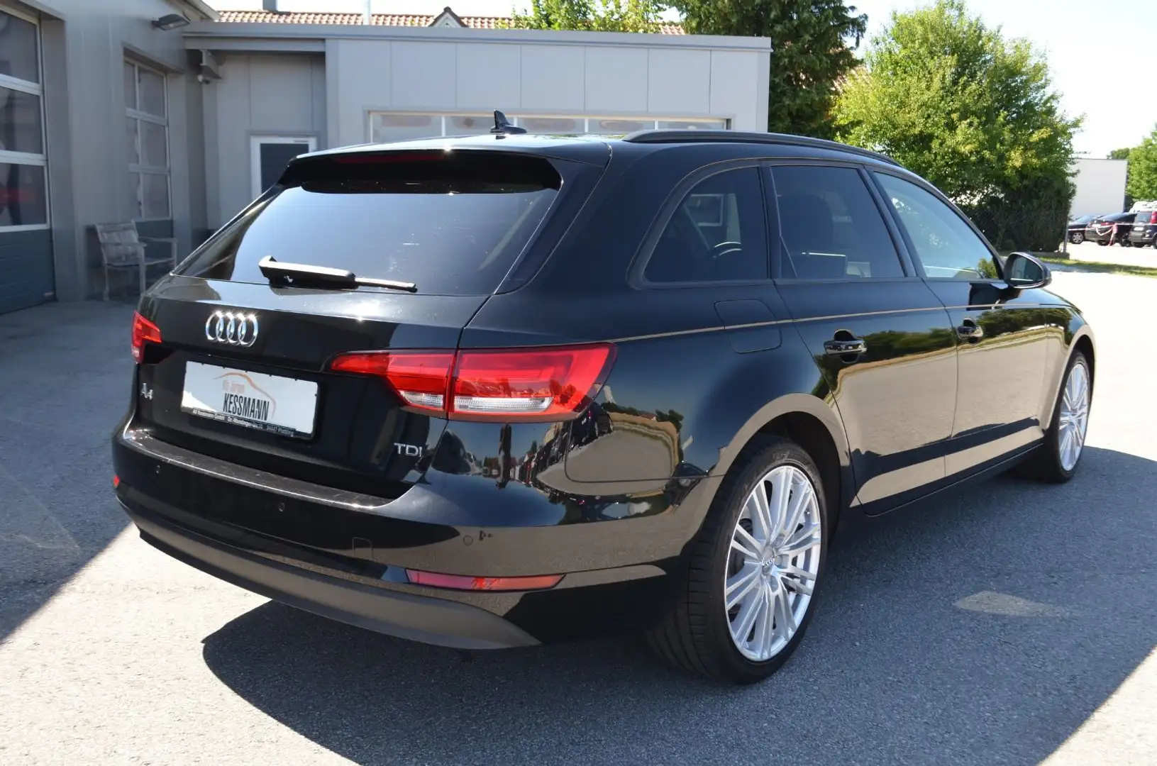 Audi A4 Avant 2.0 TDI Navi Xenon Sitzhz Virtual el HK Zwart - 2