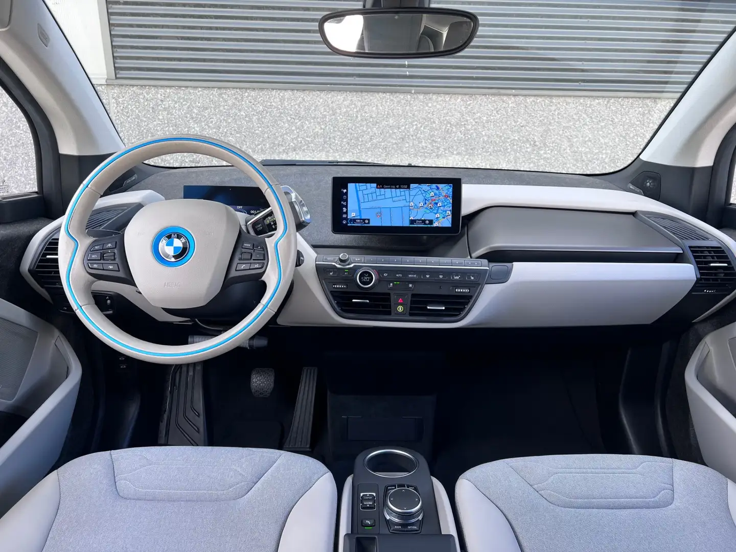 BMW i3 Executive 94Ah 33 kWh/Sunroof/Adaptive/Trekhaak/H- Zwart - 2
