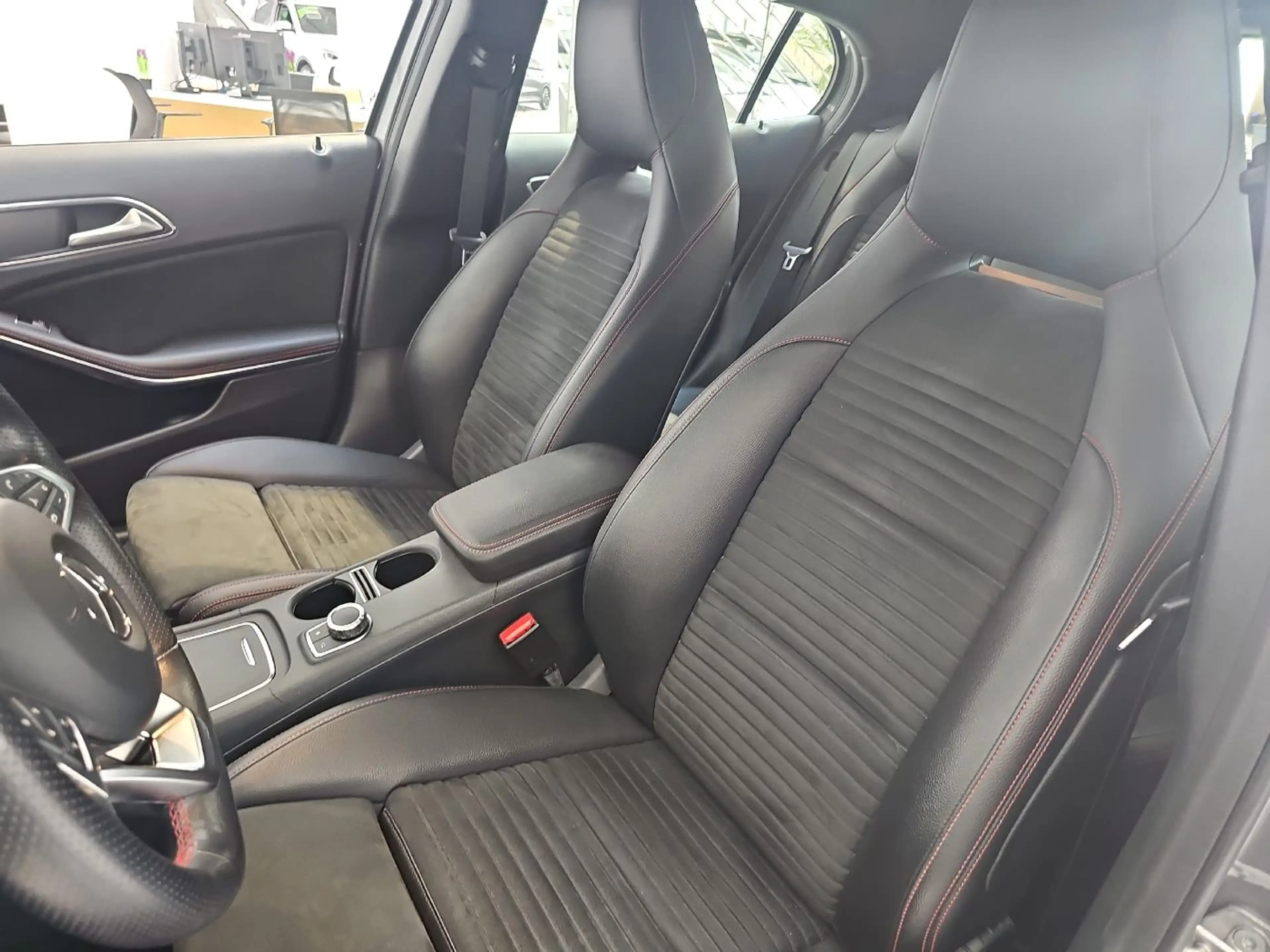 Mercedes-Benz GLA 180 AMG Line TOT-WINKEL*360°KAM*NAVI*KLIMAA.* — photo 10