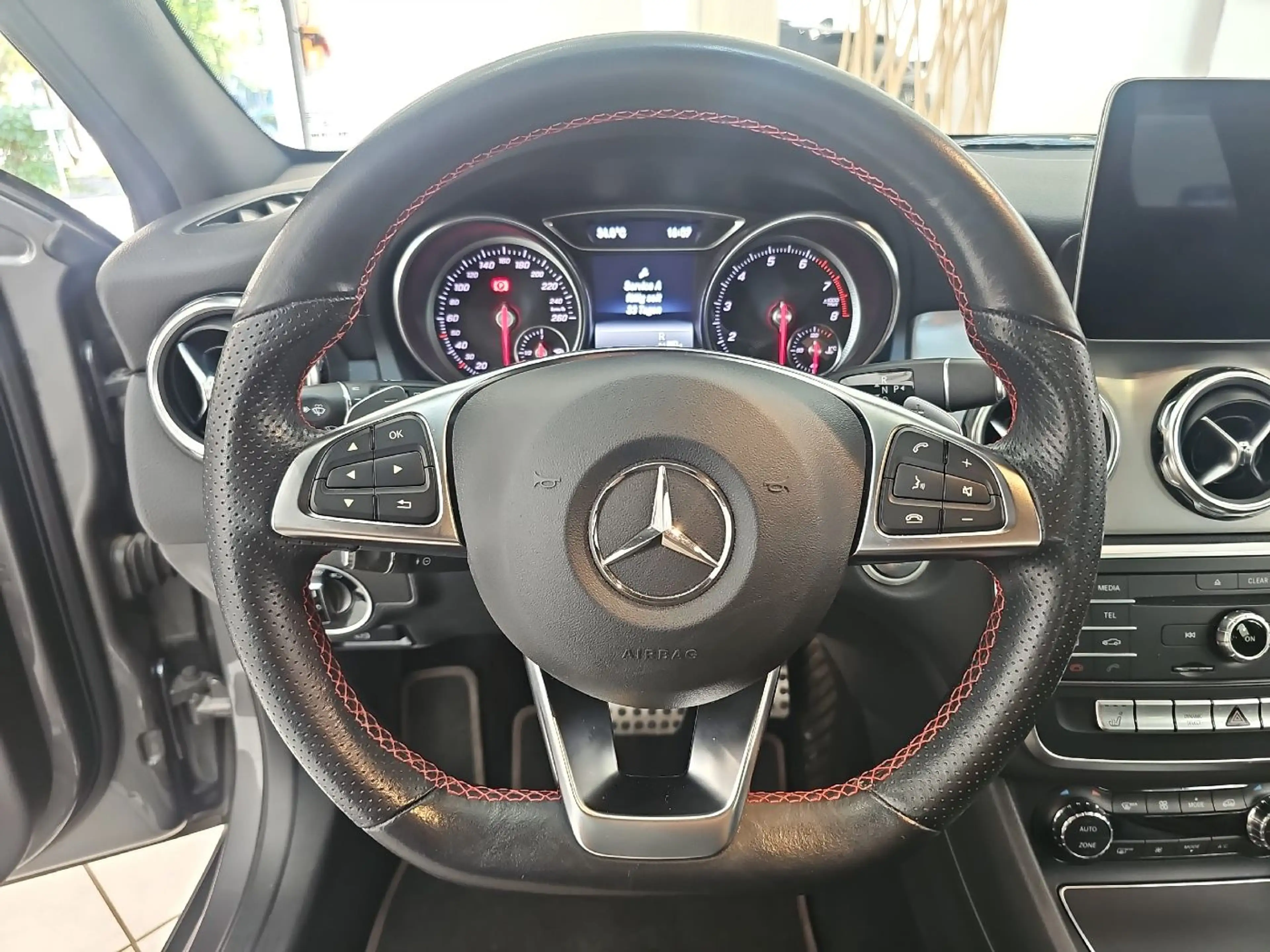Mercedes-Benz GLA 180 AMG Line TOT-WINKEL*360°KAM*NAVI*KLIMAA.* — photo 7