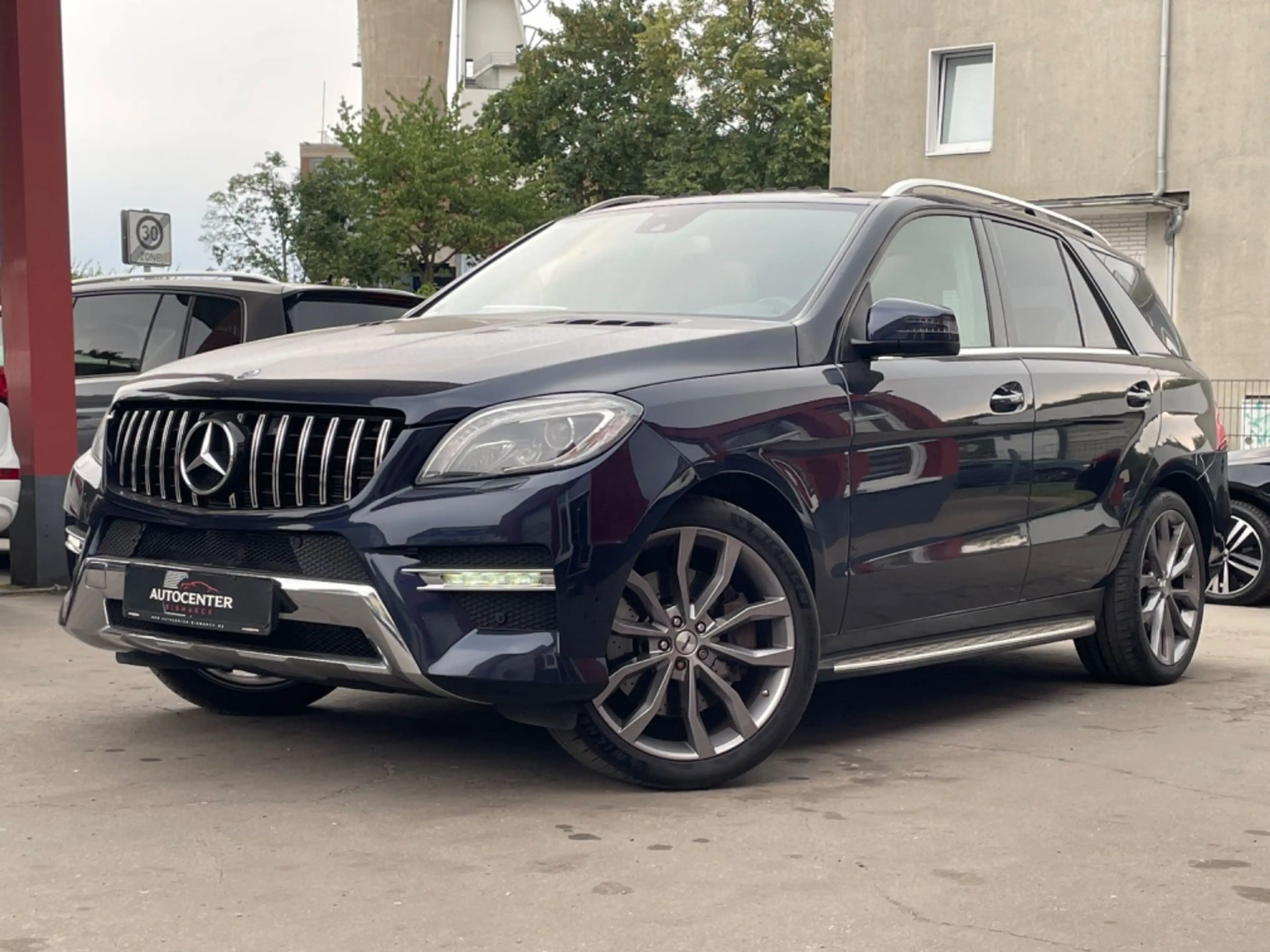 Mercedes-Benz ML 350 4Matic AMG /S-DACH/R-KAMERA/MEMORY/LEDER