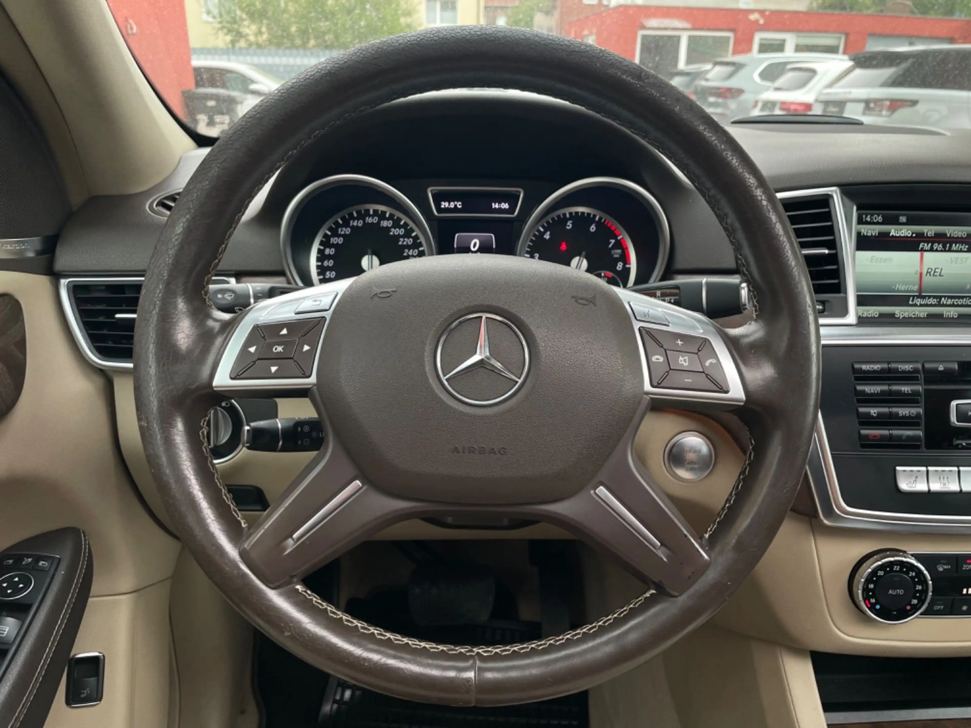 Mercedes-Benz ML 350 4Matic AMG /S-DACH/R-KAMERA/MEMORY/LEDER — photo 13