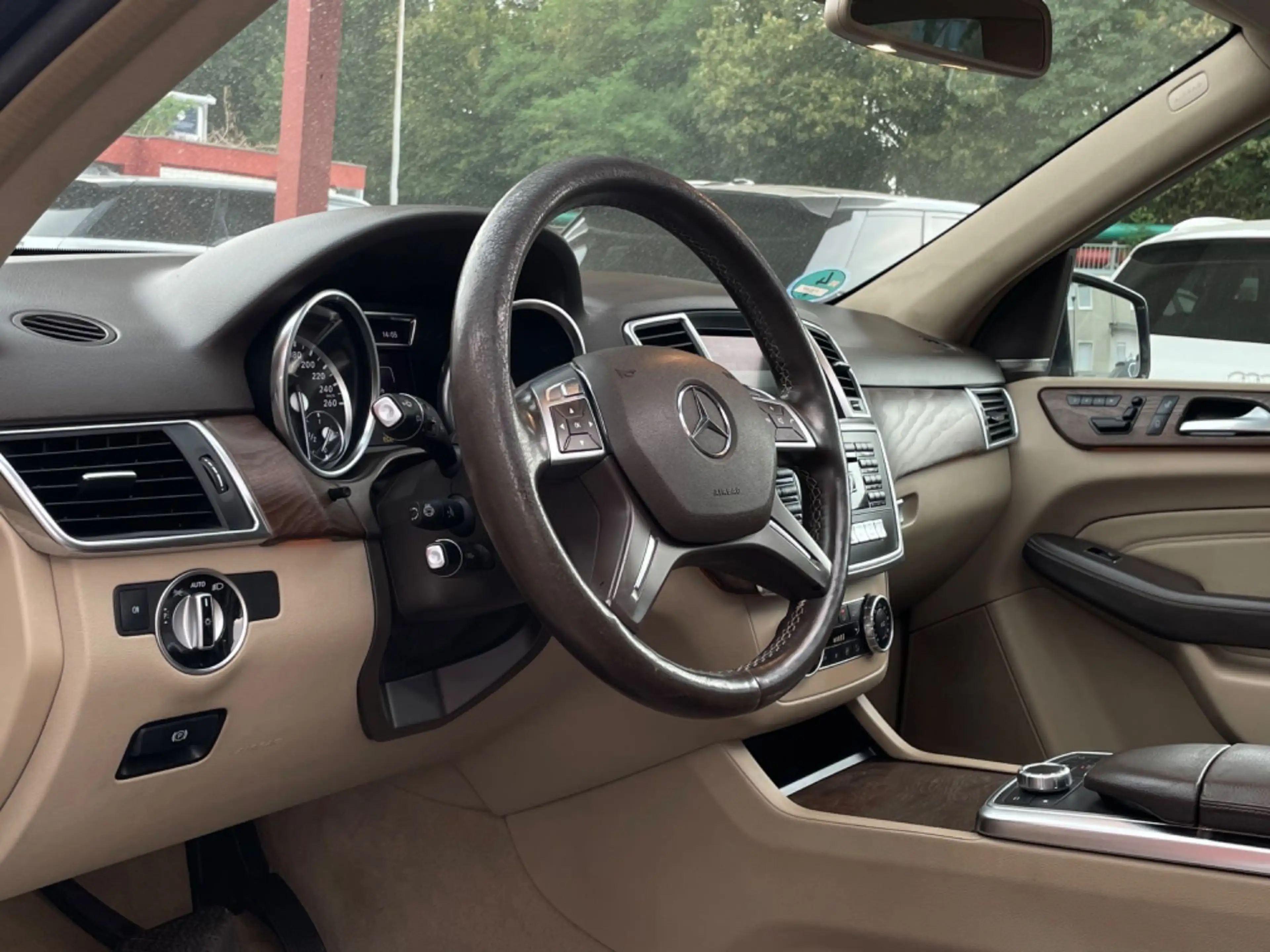 Mercedes-Benz ML 350 4Matic AMG /S-DACH/R-KAMERA/MEMORY/LEDER — photo 9