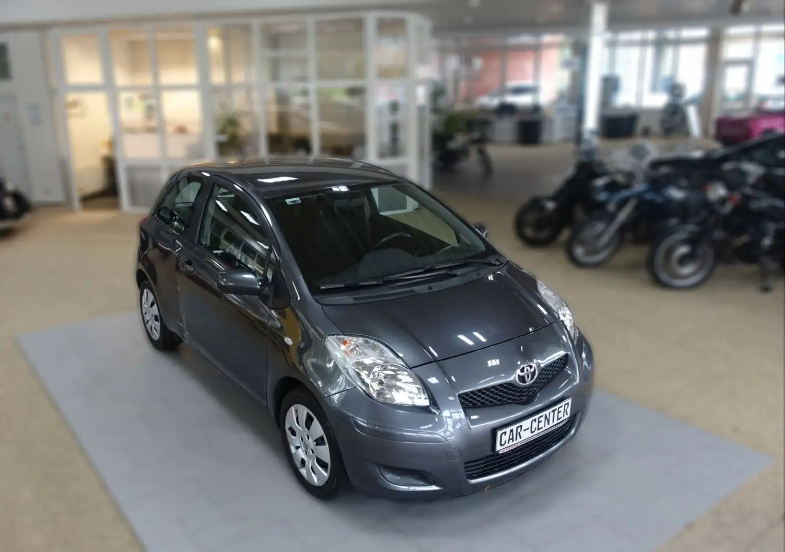 Toyota Yaris Cool+ Grau - 1