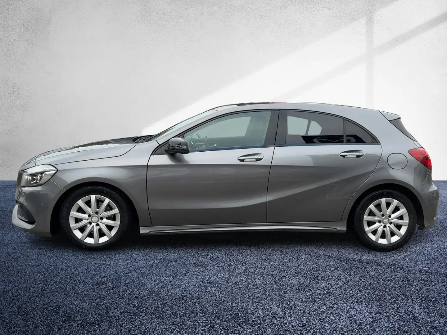 Mercedes-Benz A 200 d AMG Line Shz AMG Navi LED RKam Klima Grau - 2
