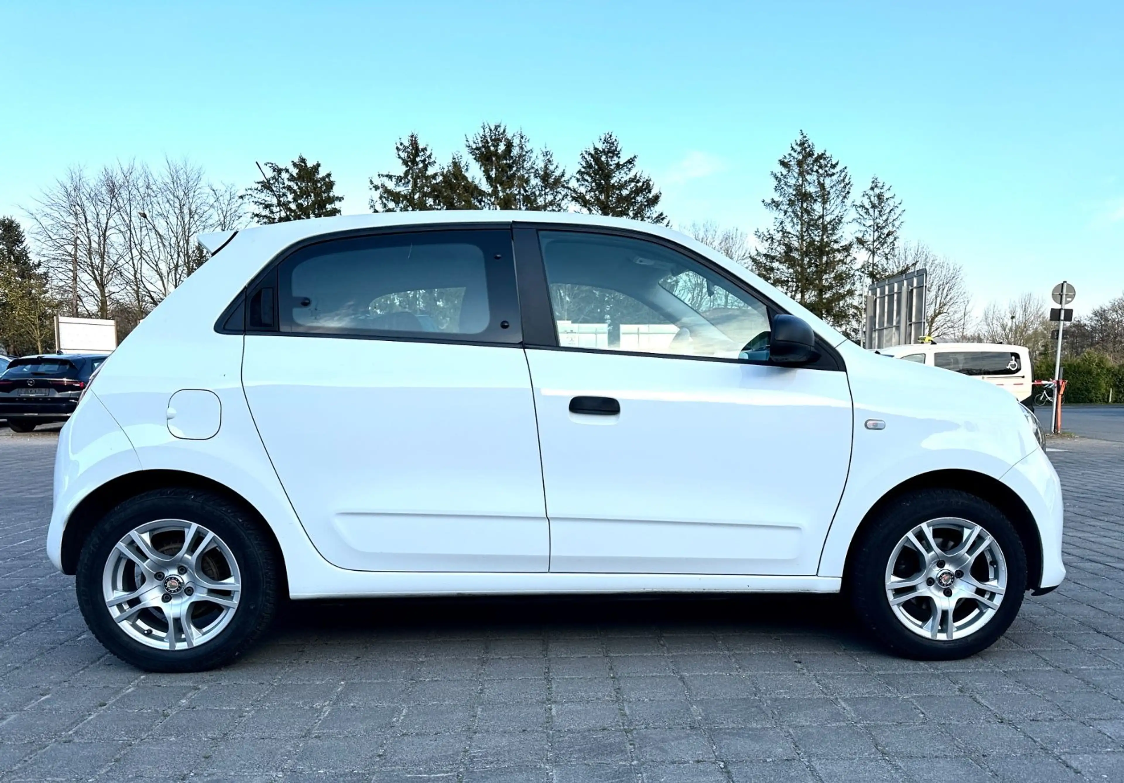 Renault Twingo Expression KLIMA / 4 Türig / Tüv NEU !!! — photo 4