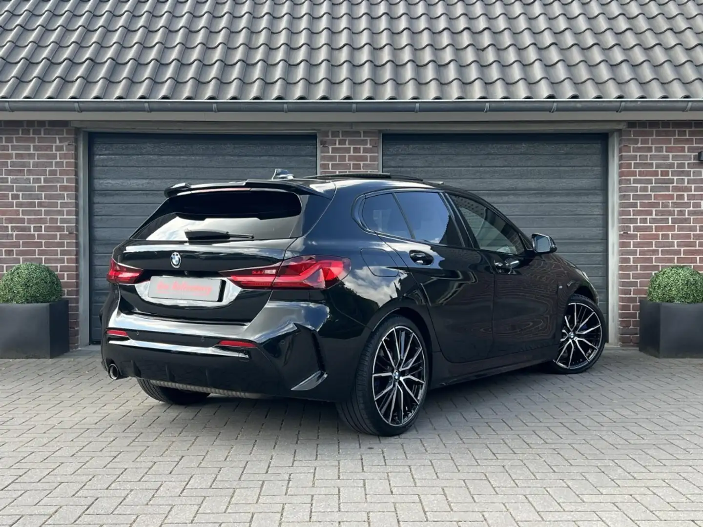 BMW 118 118I High Exe M-Sport Pano Sfeer Zwart optiek ACC Zwart - 2