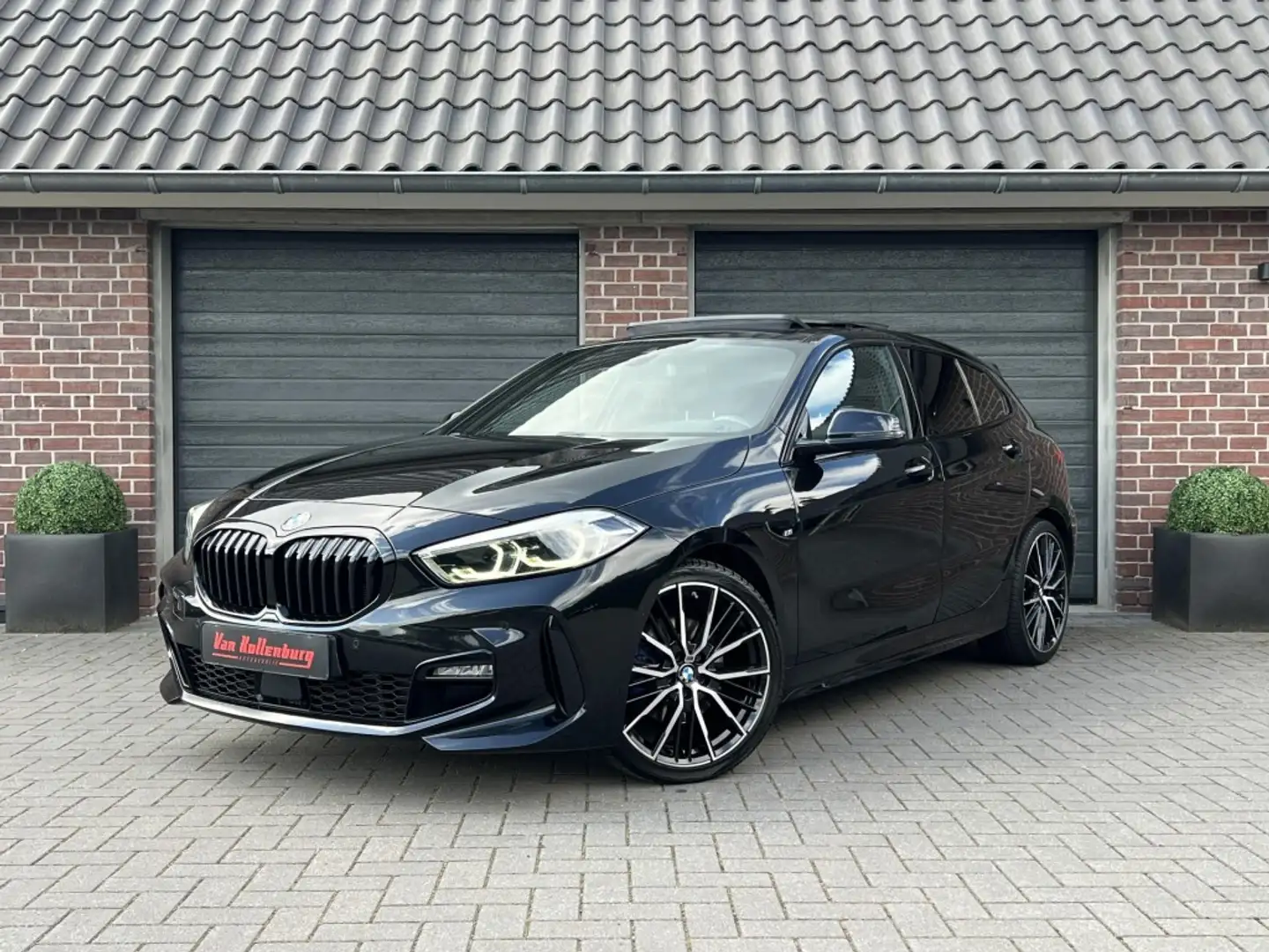BMW 118 118I High Exe M-Sport Pano Sfeer Zwart optiek ACC Zwart - 1