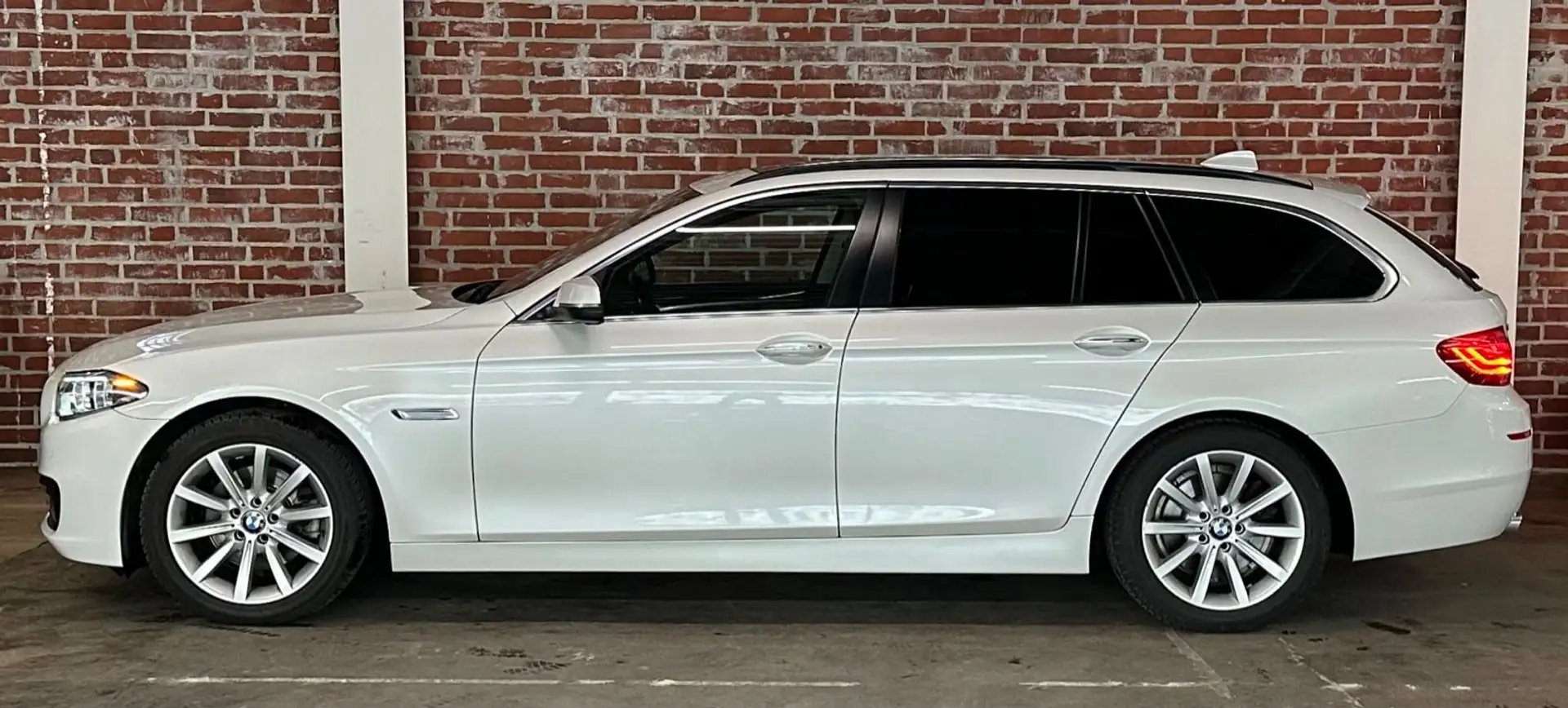 BMW 520 d xDrive Touring LED/HeadUP/PANO/AHK/R.Kamera Biały - 2