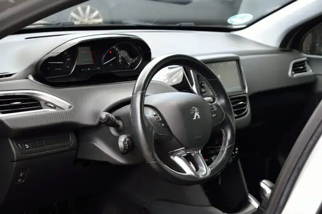 Peugeot 208 view 5