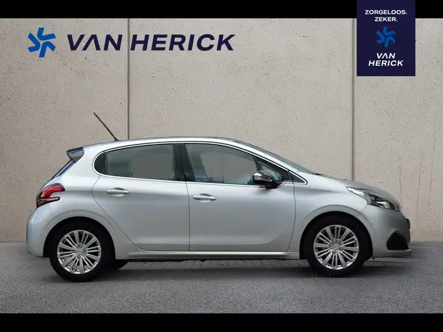 Peugeot 208 view 3