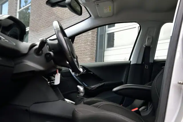 Peugeot 208 view 6
