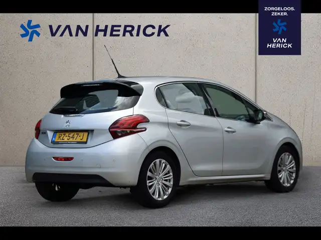 Peugeot 208 view 4